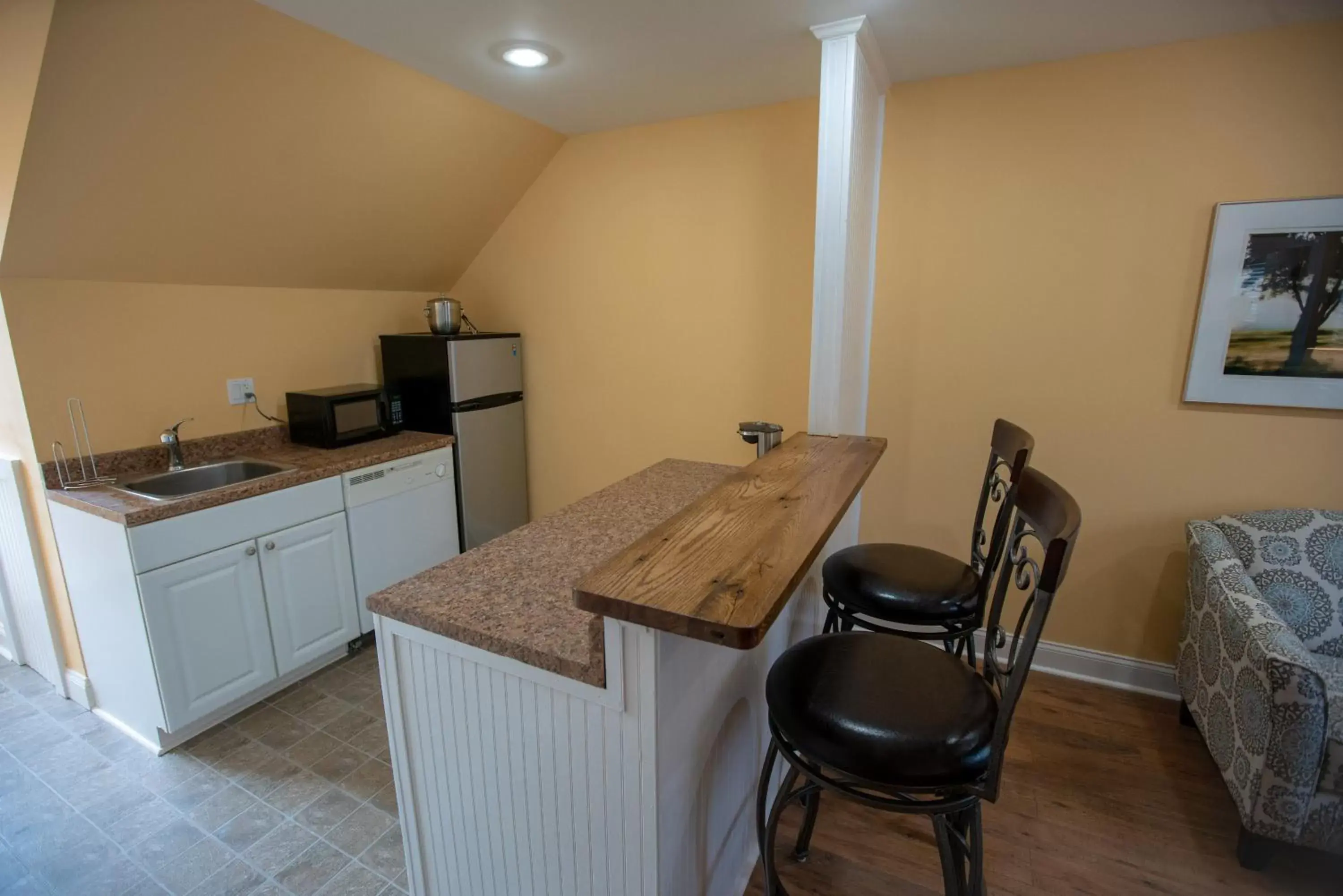 Kitchen/Kitchenette in Howard's Creek Inn