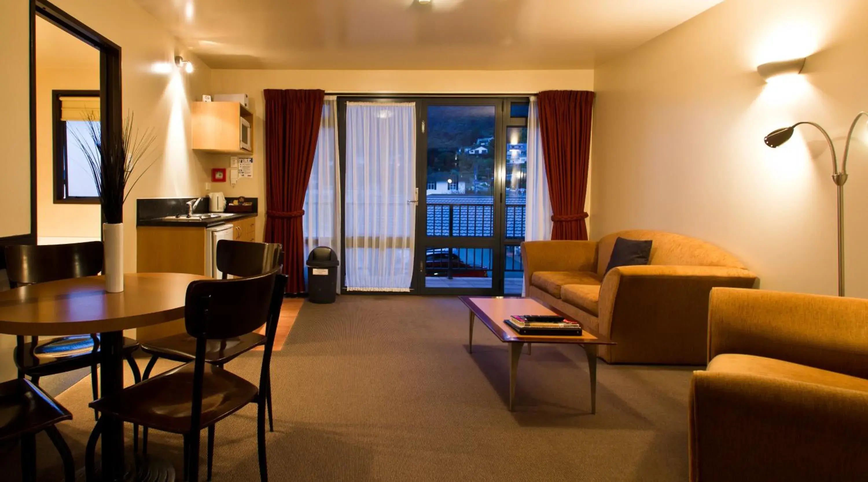 Living room, Seating Area in Broadway Motel