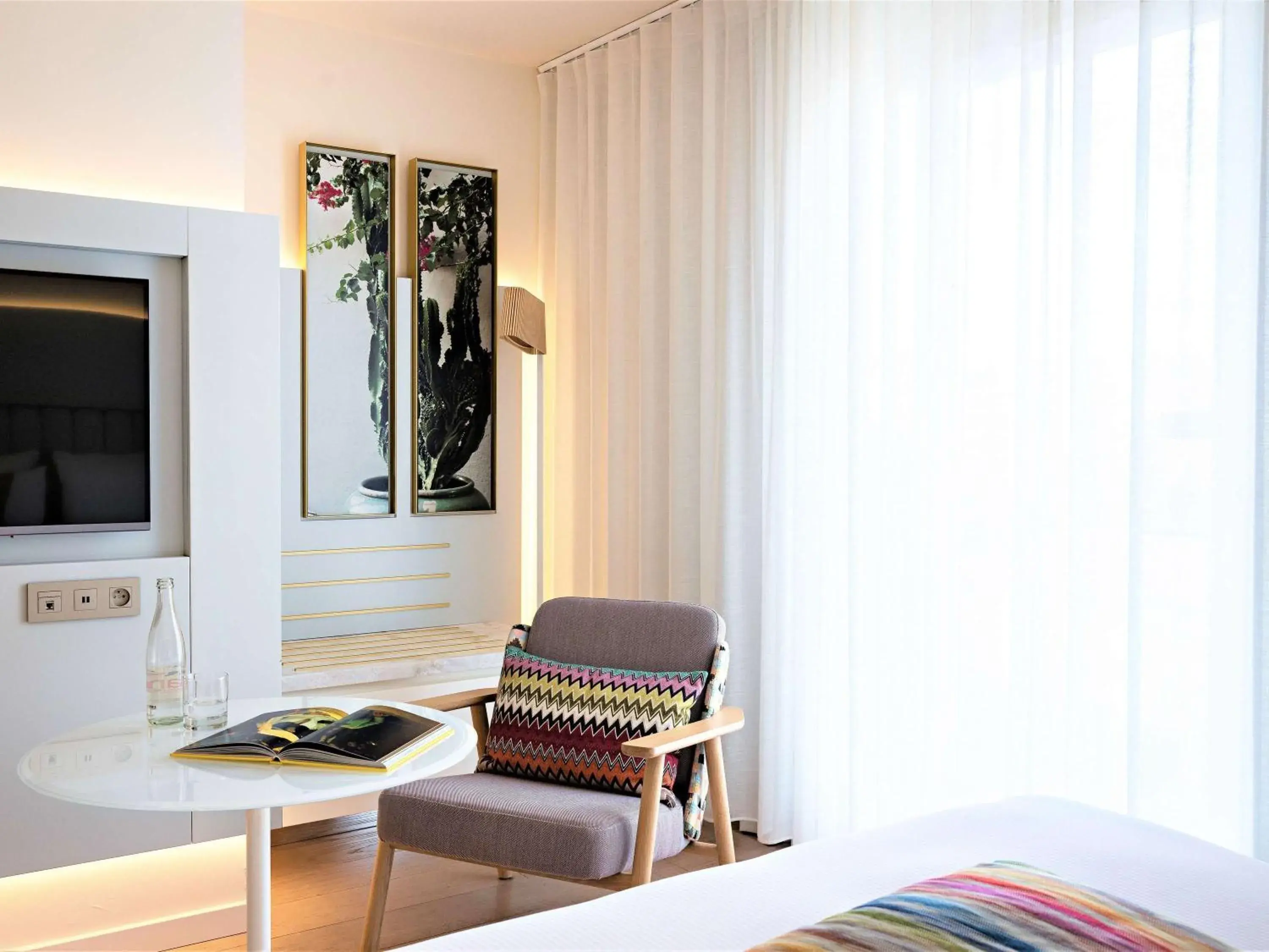 Bedroom, Seating Area in Hotel Croisette Beach Cannes Mgallery