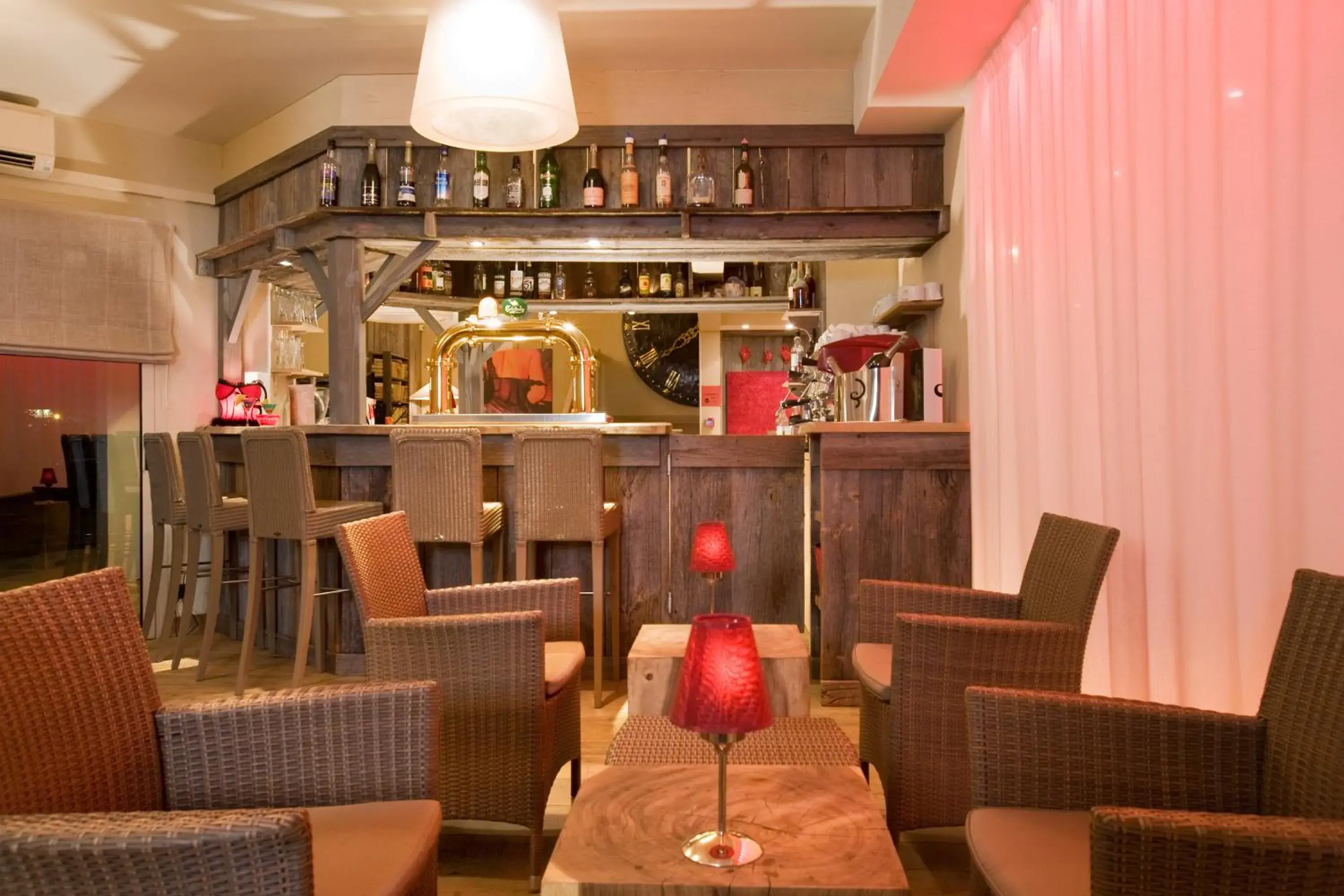 Lounge or bar, Lounge/Bar in ibis Styles Cholet