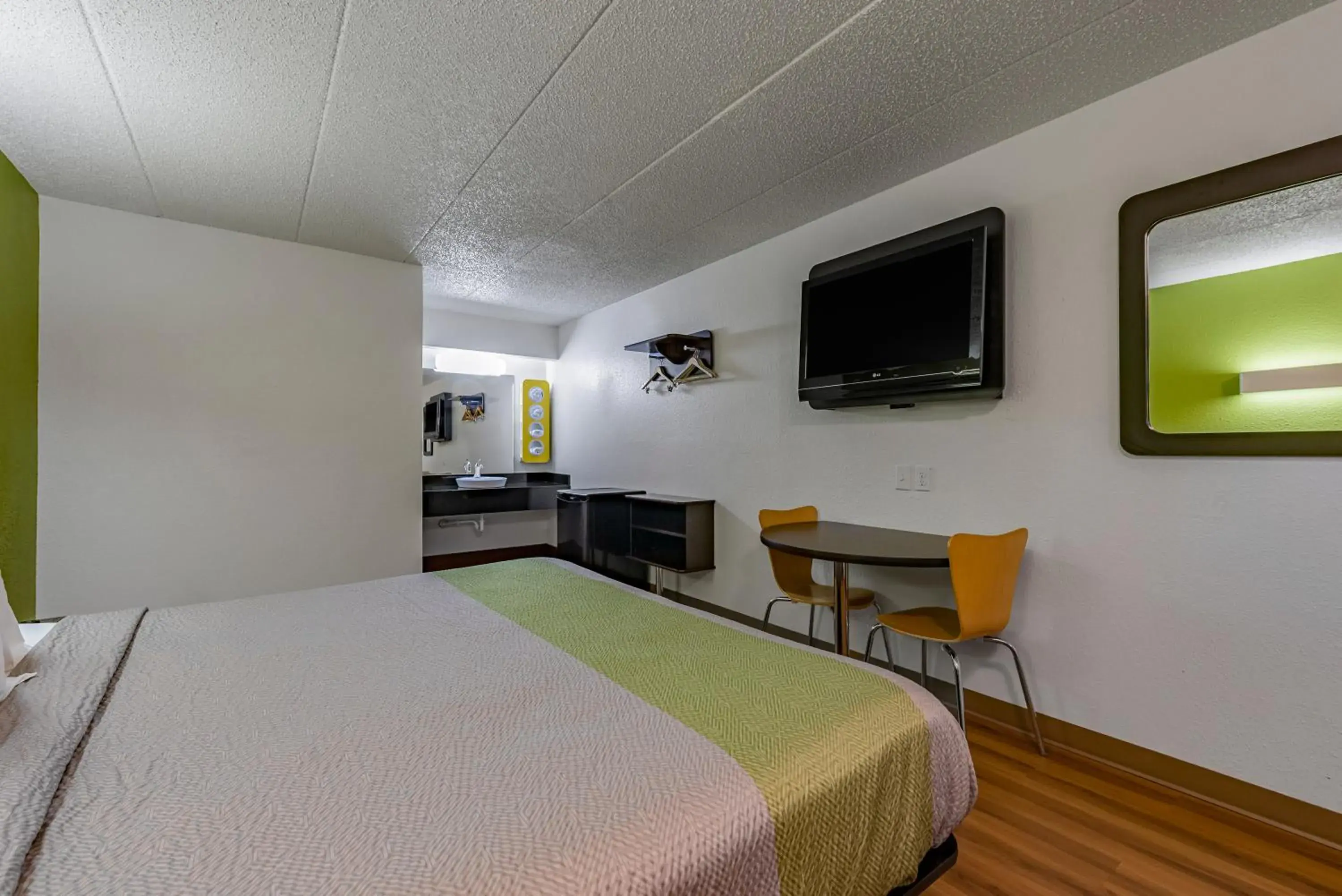 Bed in Motel 6-Cincinnati, OH - Central - Norwood