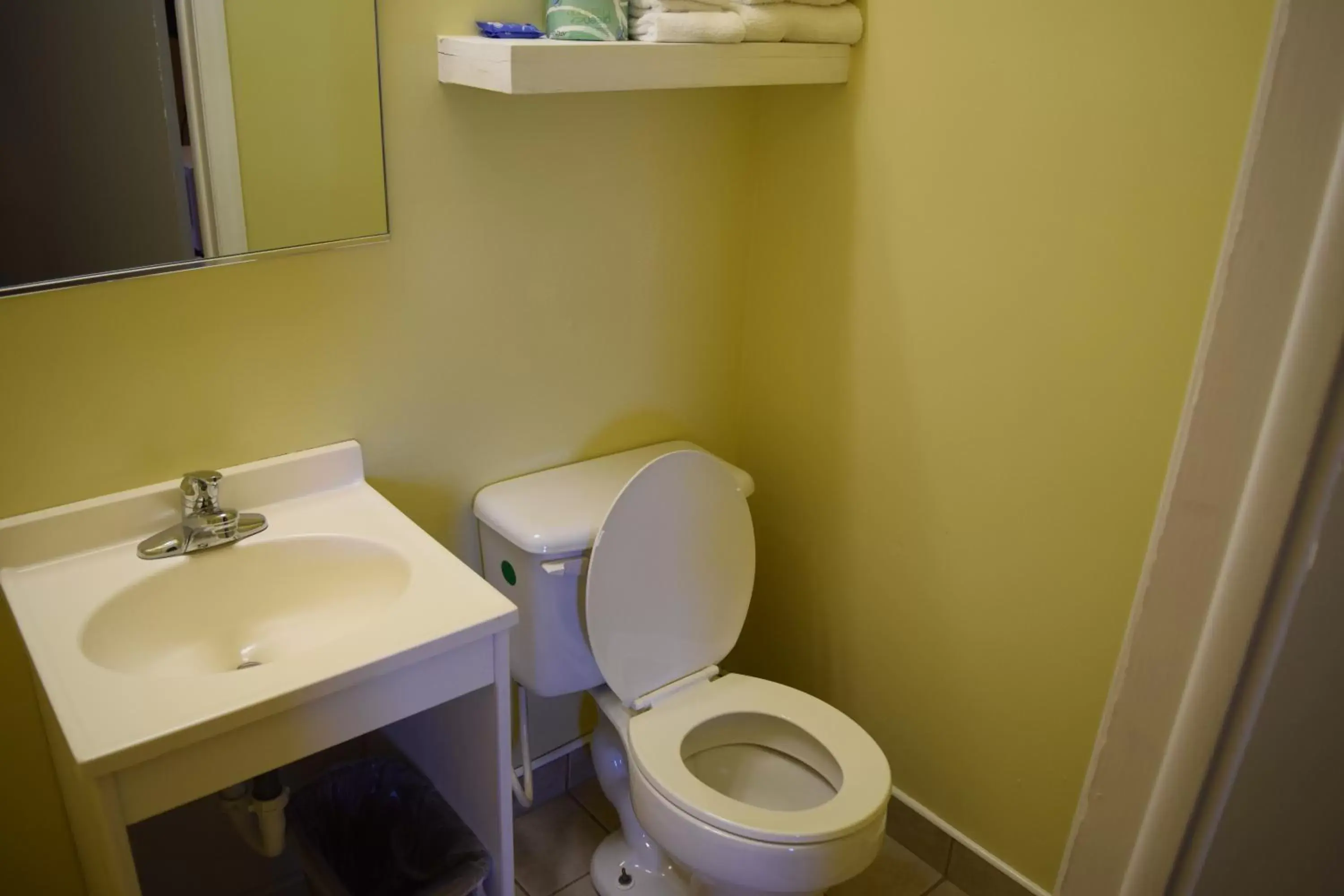 Toilet, Bathroom in White Oaks Motel Pennsville/Carneys Point