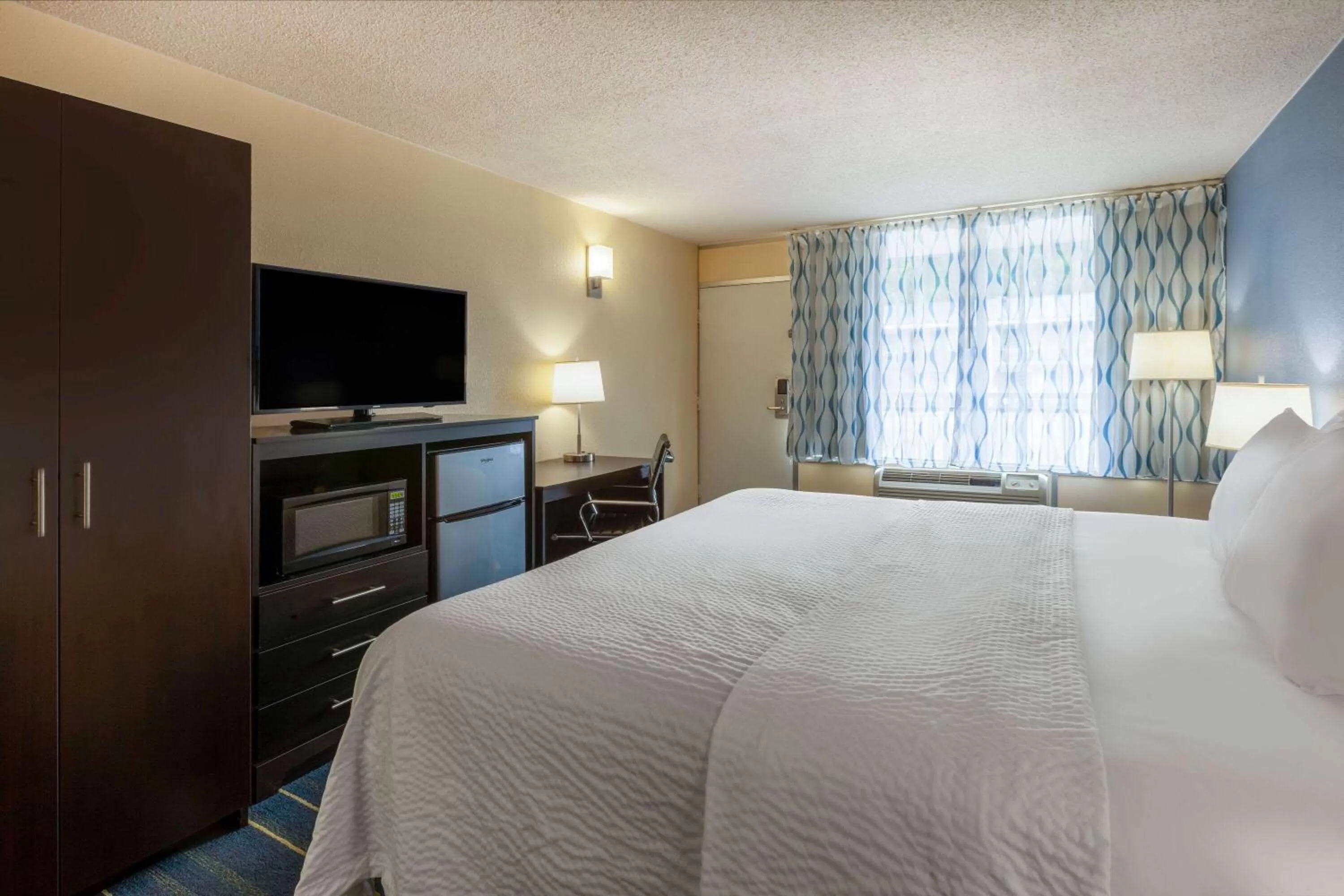 Photo of the whole room, Bed in Days Inn by Wyndham Charles Town