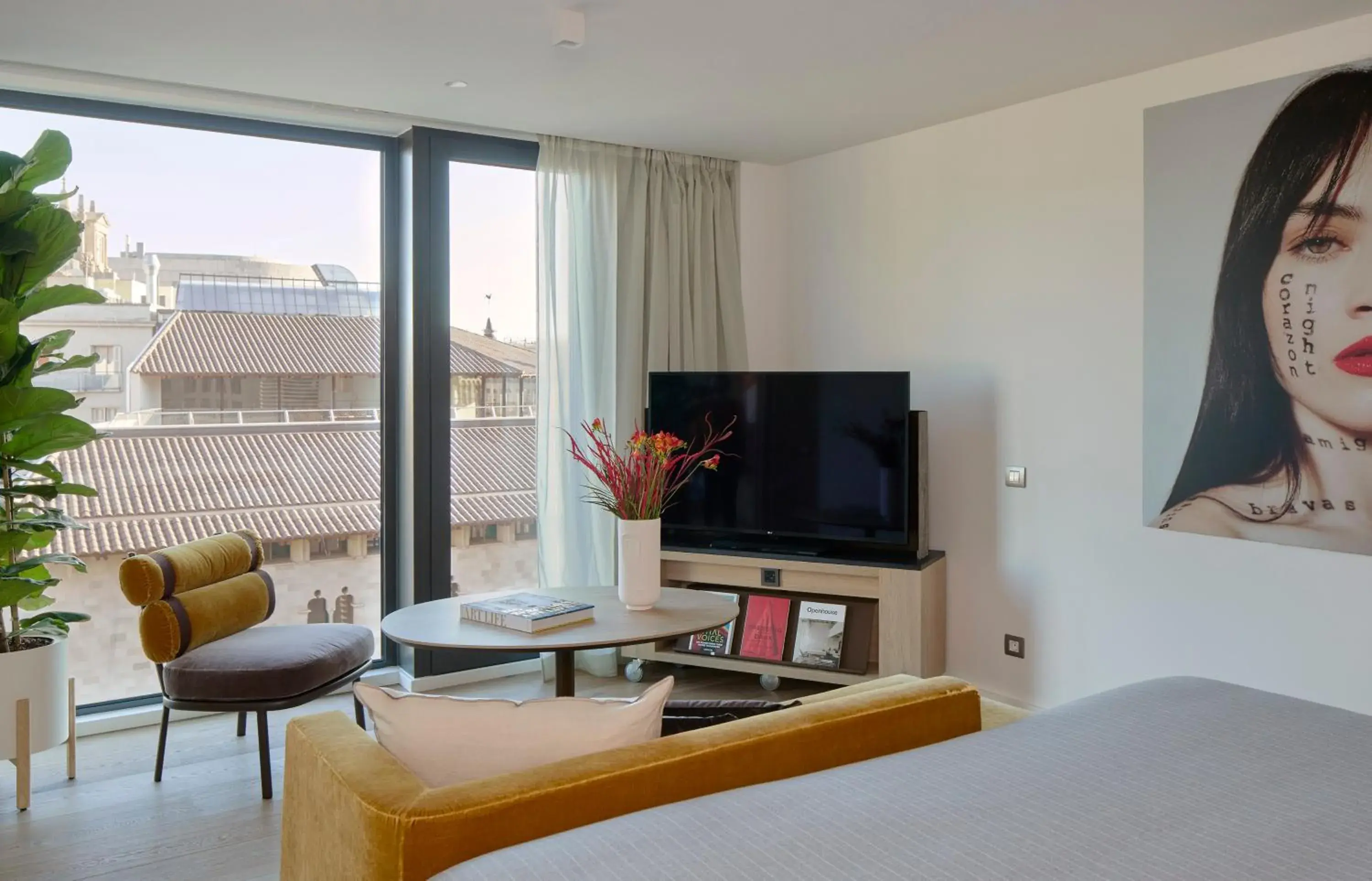 Bed, TV/Entertainment Center in ME Barcelona