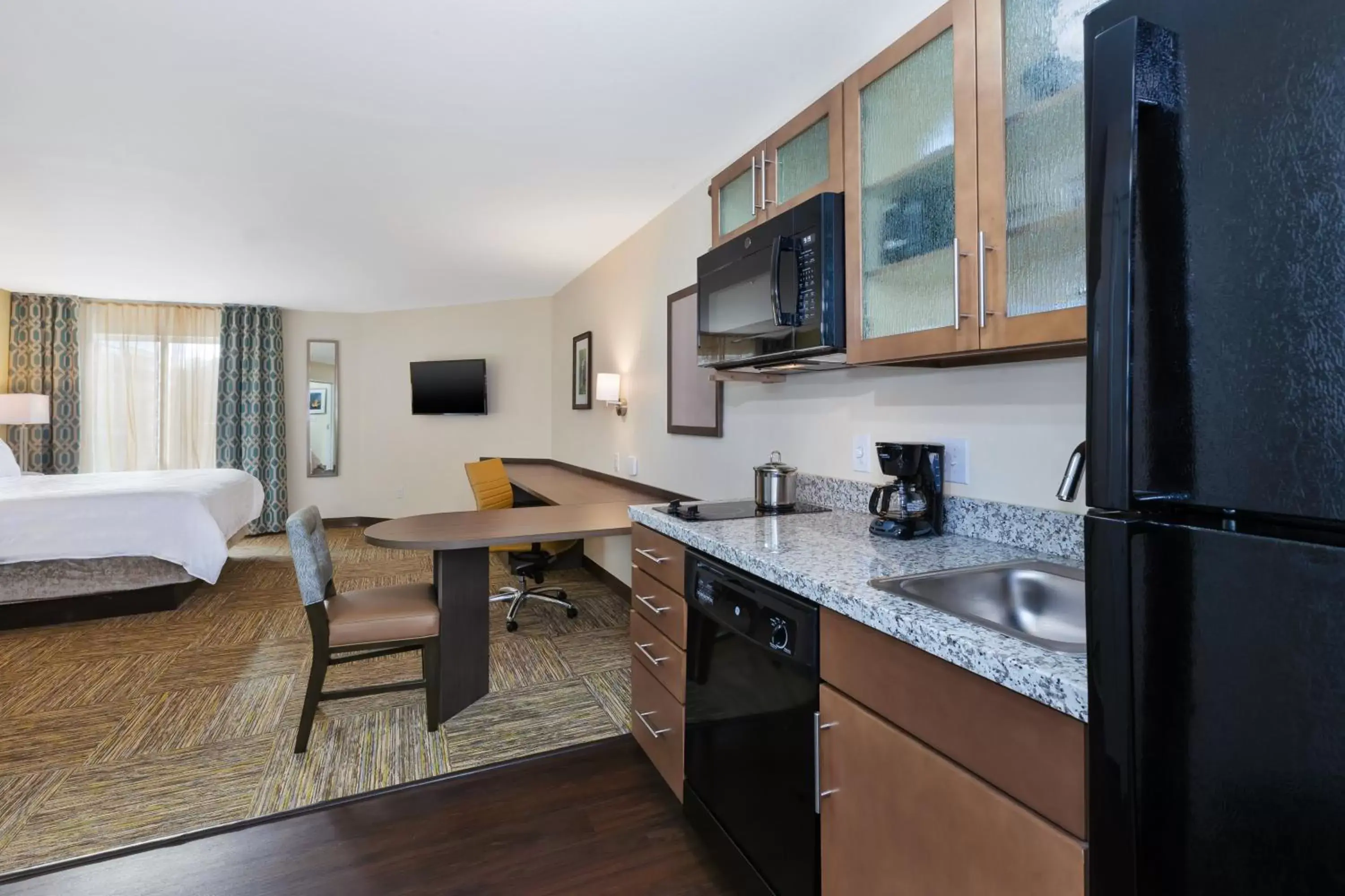 Photo of the whole room, Kitchen/Kitchenette in Candlewood Suites Louisville - NE Downtown Area, an IHG Hotel