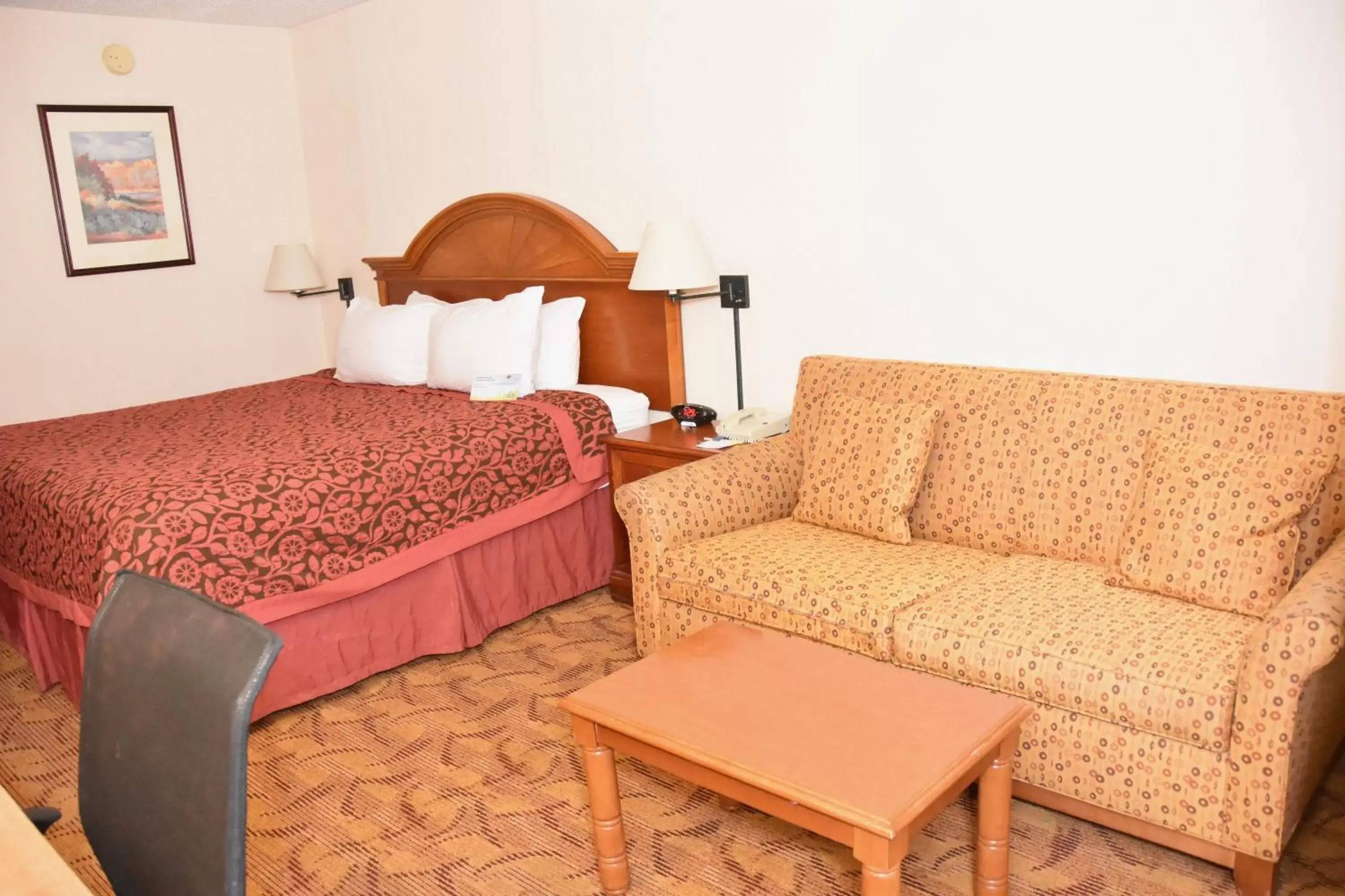 Bed in Days Inn by Wyndham Las Cruces