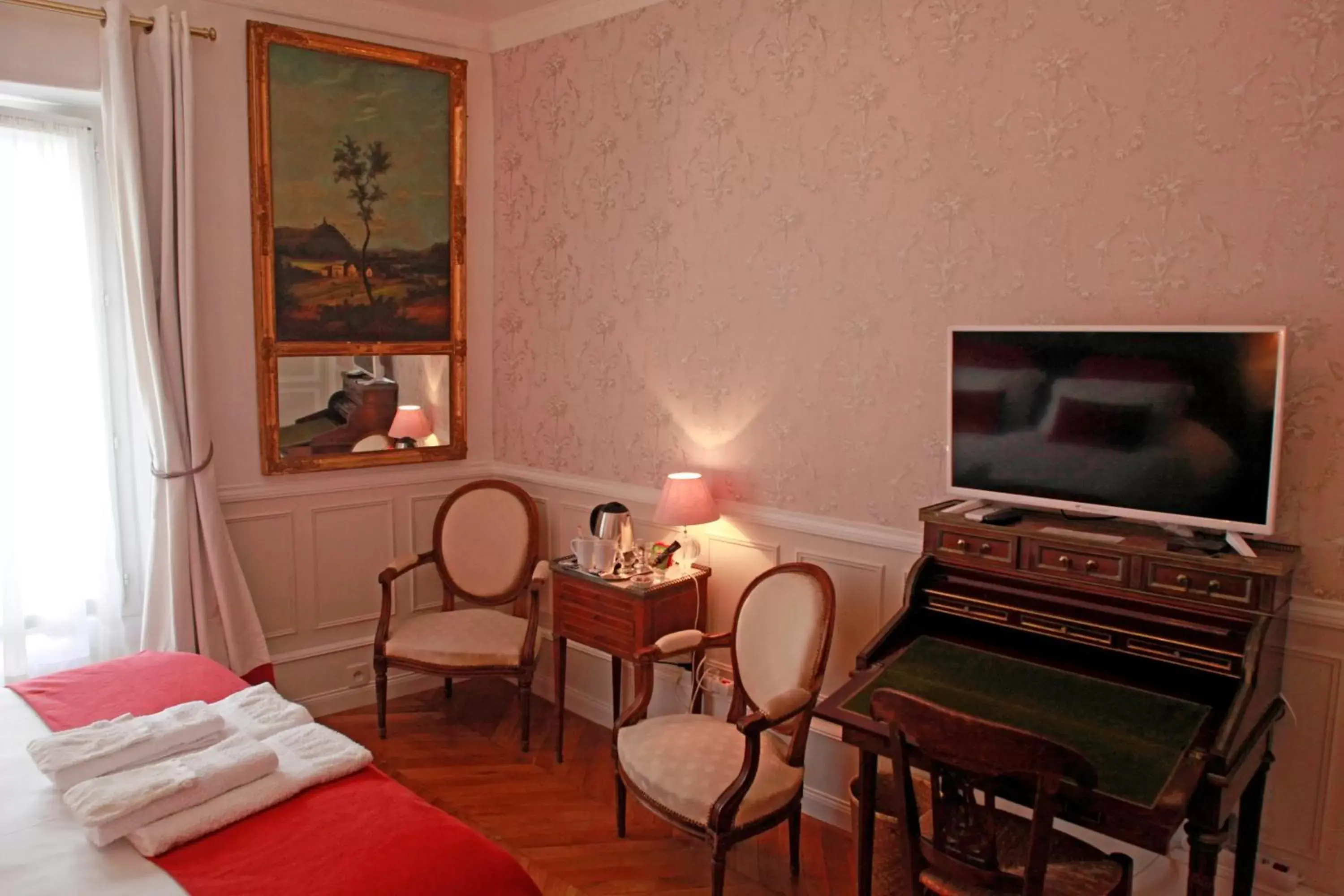 Seating area, TV/Entertainment Center in Les Chambres de Mathilde