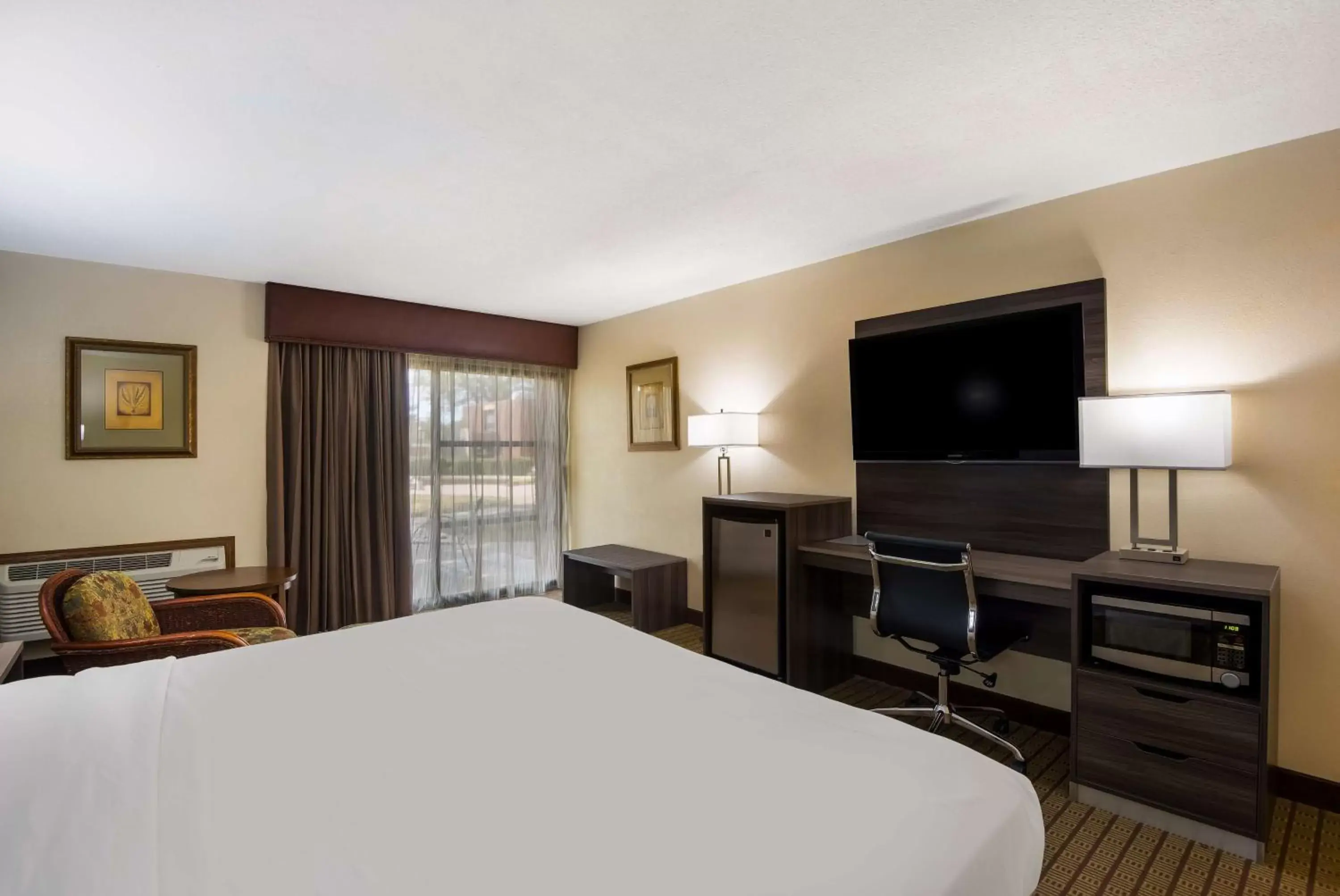 Bedroom, TV/Entertainment Center in Best Western Prairie Inn & Conference Center