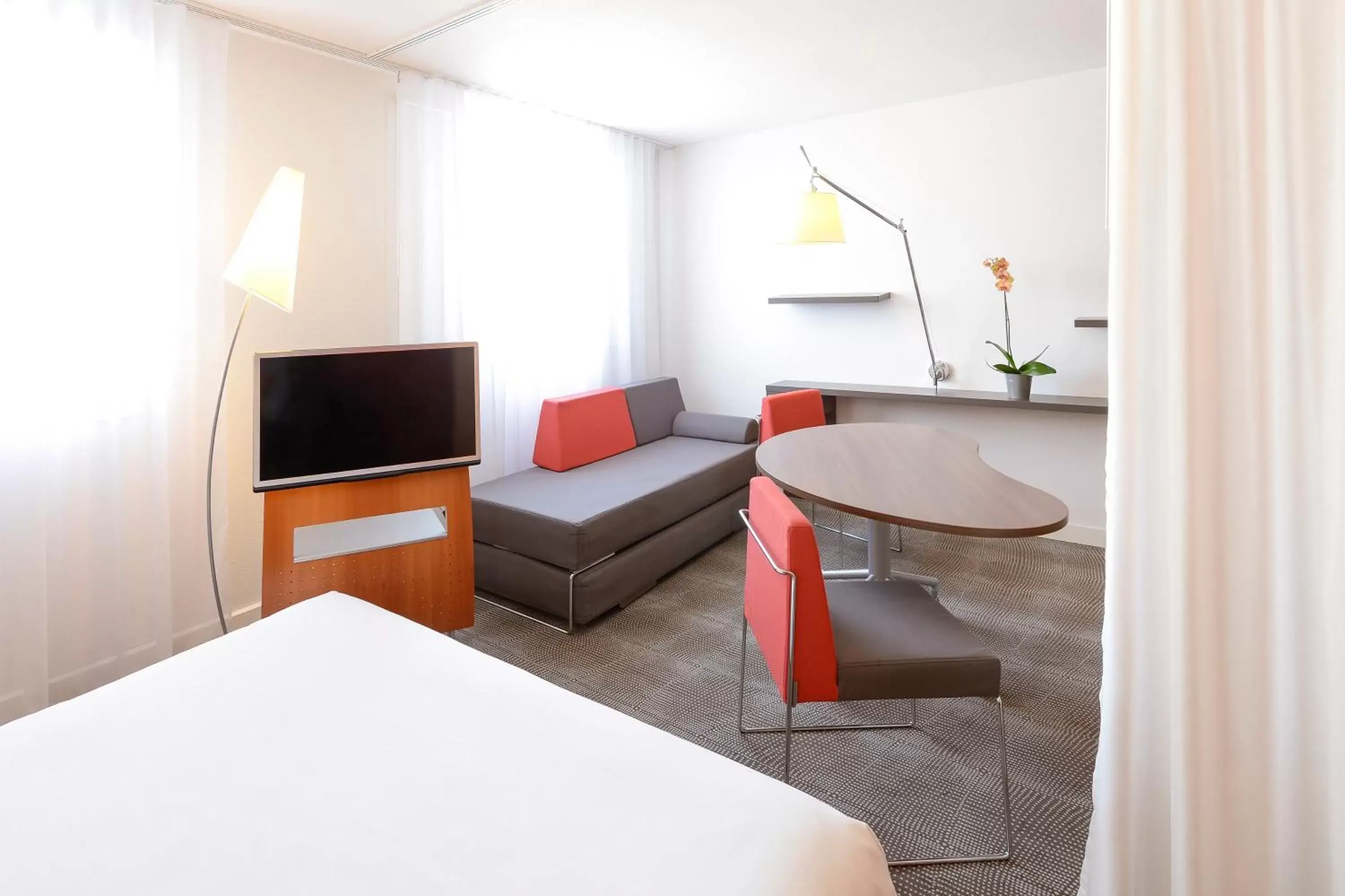 Seating area, TV/Entertainment Center in Novotel Suites Clermont Ferrand Polydome