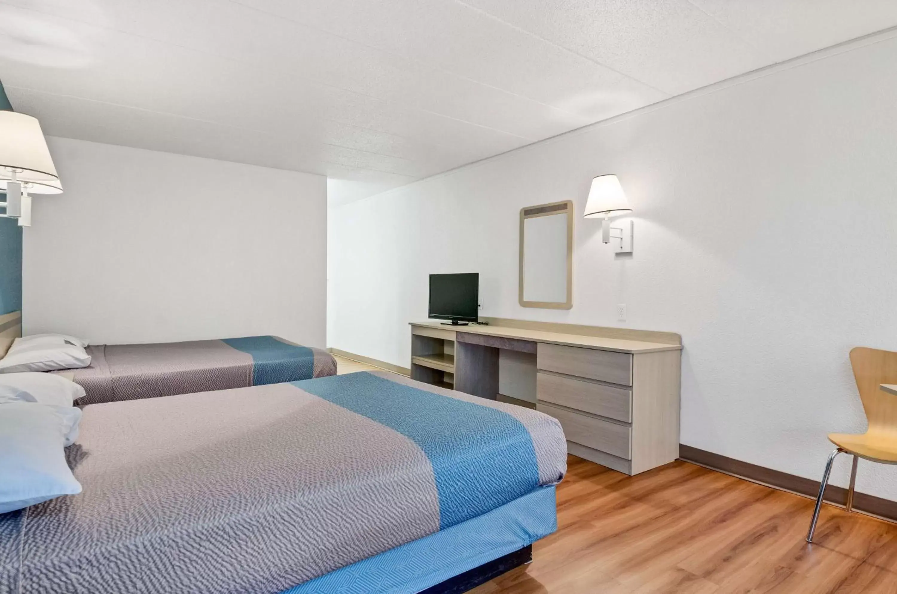 TV and multimedia, Bed in Motel 6-Big Springs, NE