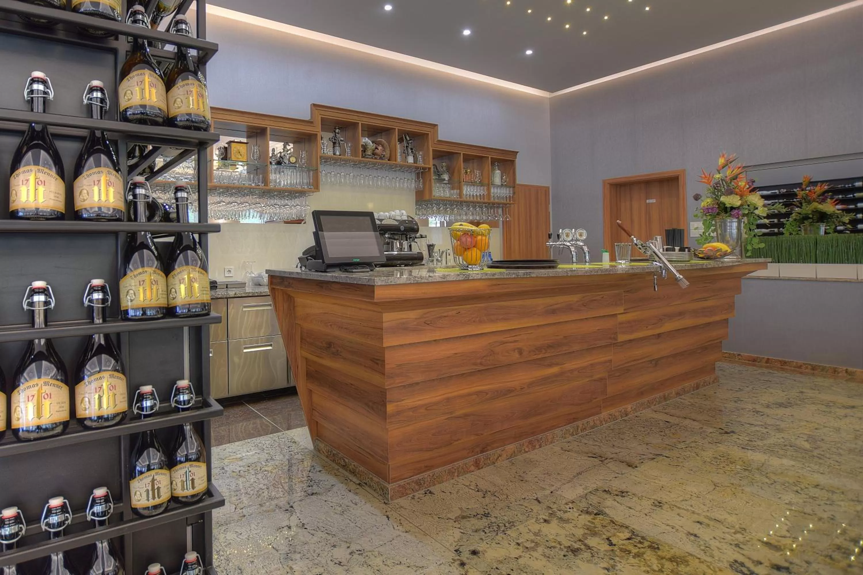 Restaurant/places to eat in Anna Hotel