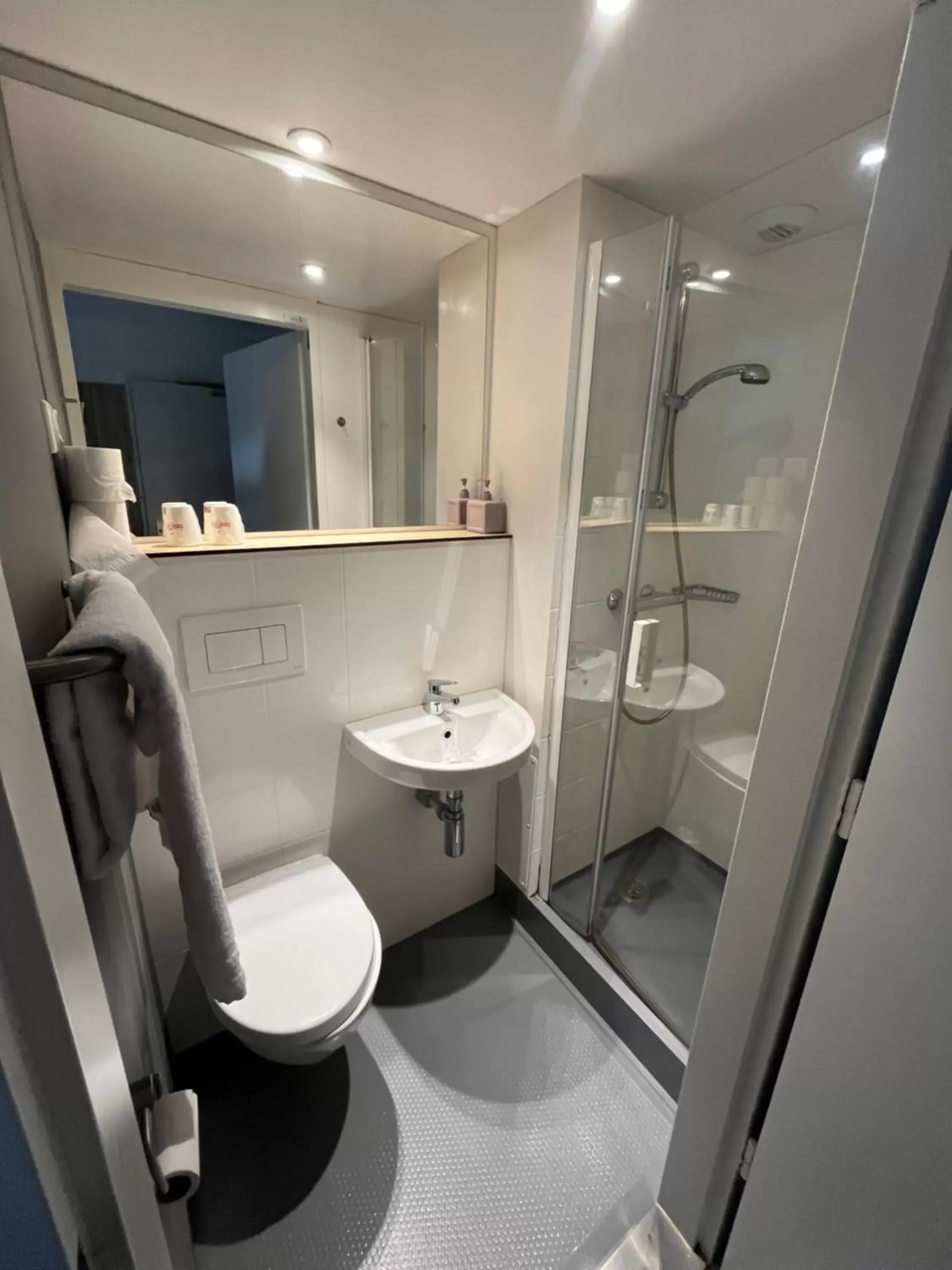 Bathroom in Fasthotel La Roche-sur-Yon