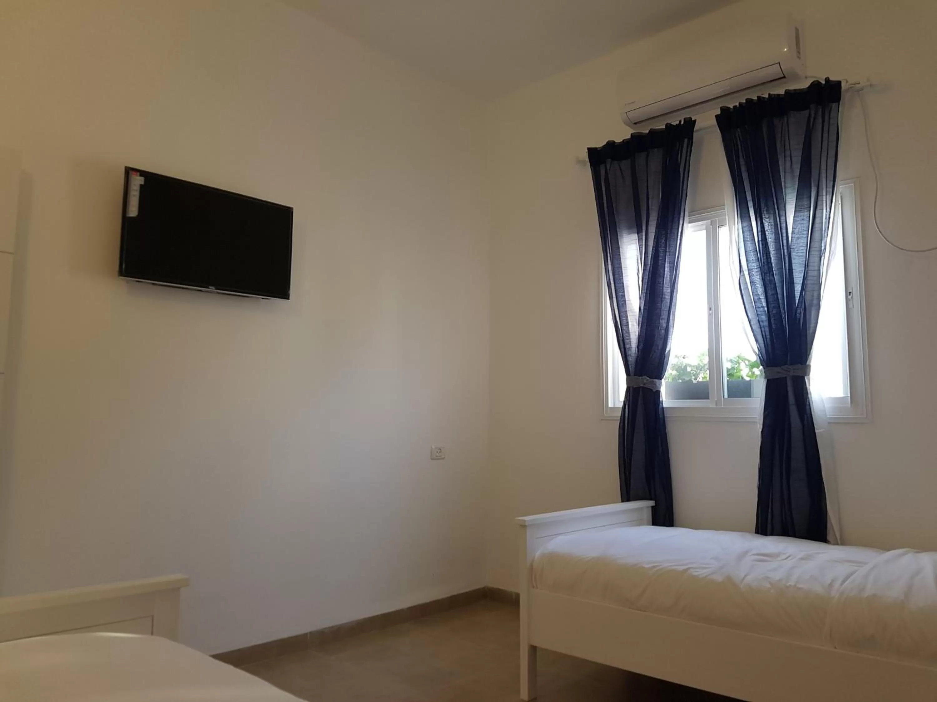 Bedroom, Bed in אבני החושן- Avnei Hoshen