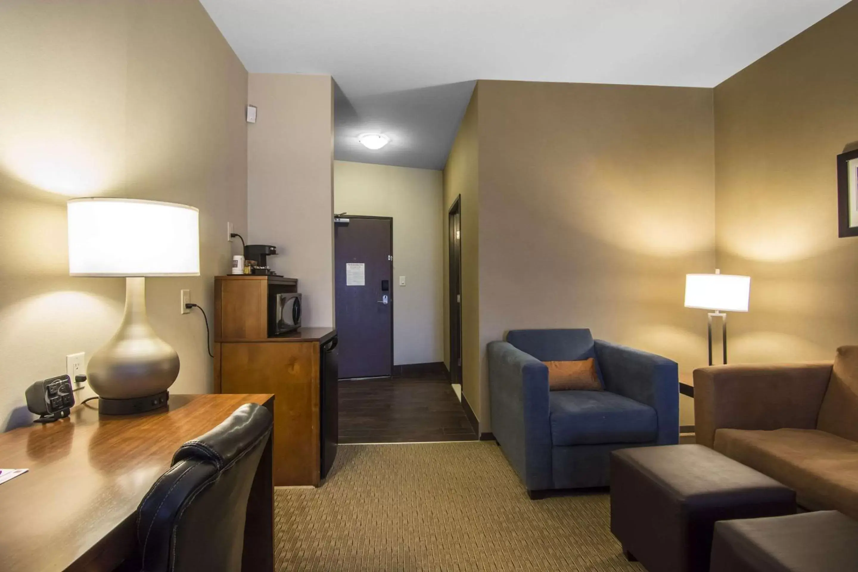 Photo of the whole room, Seating Area in Comfort Suites Saskatoon