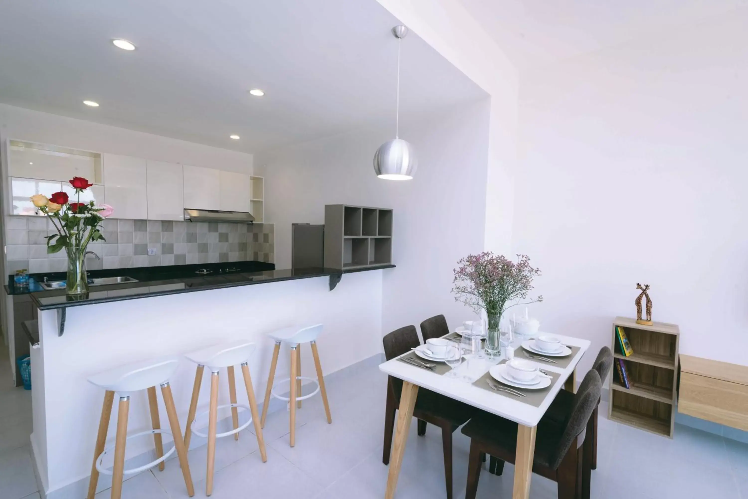 Kitchen or kitchenette, Dining Area in Sun Apartment