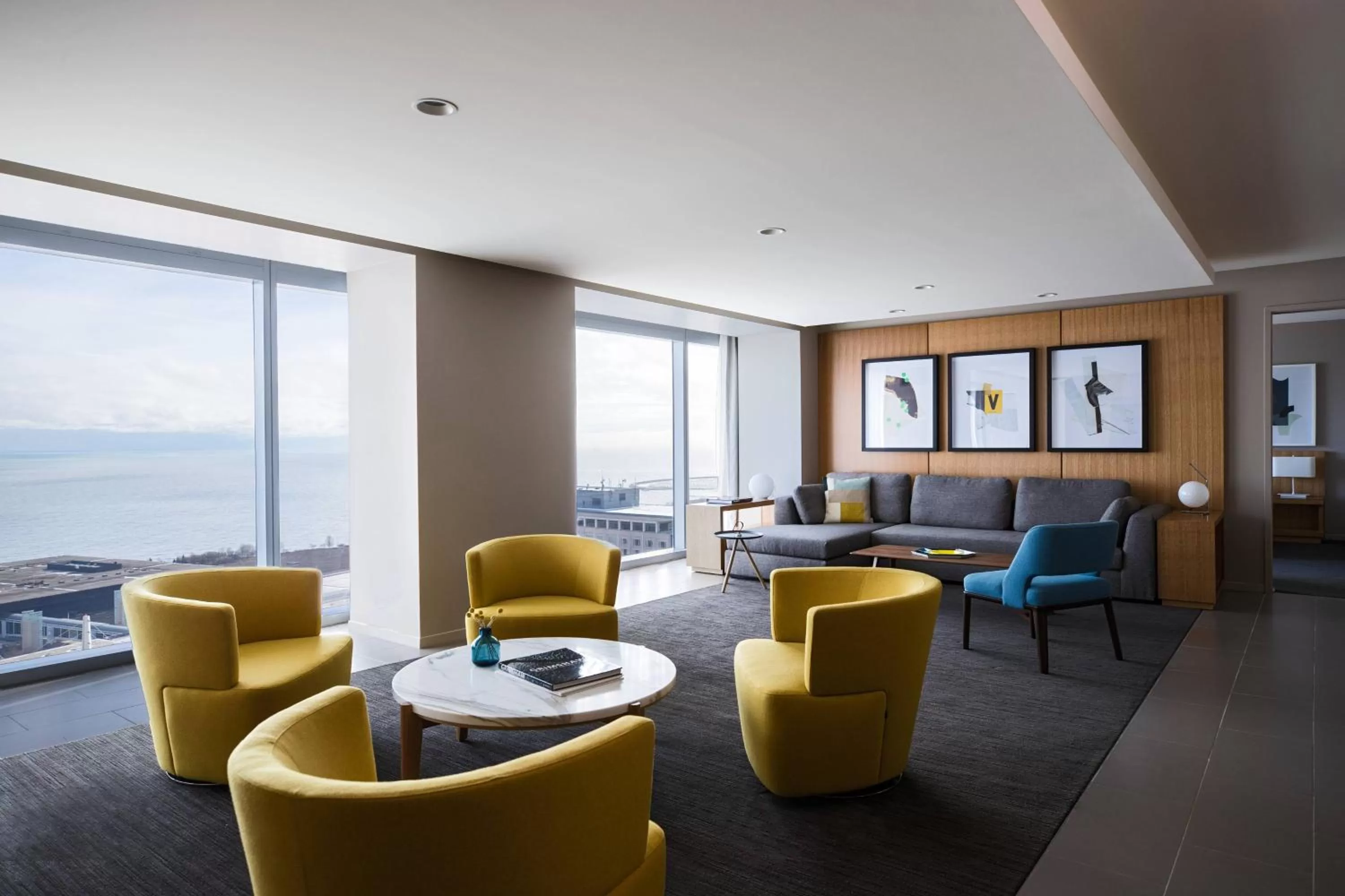 Living room in Marriott Marquis Chicago