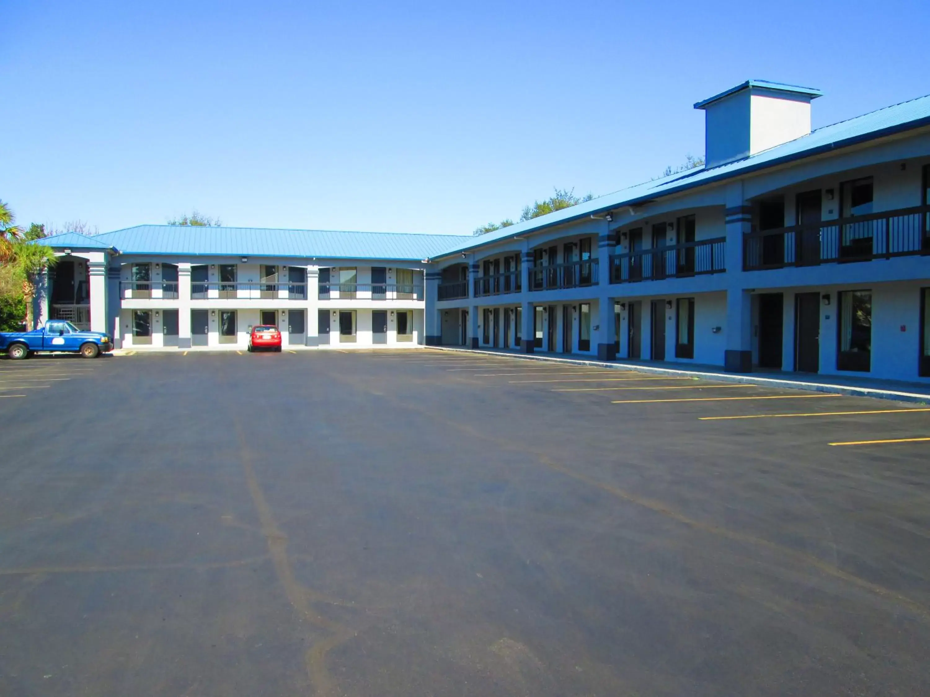 Property building in Regency Inn Near Boardwalk & Hurlburt Field Property building in Regency Inn Near Boardwalk & Hurlburt Field