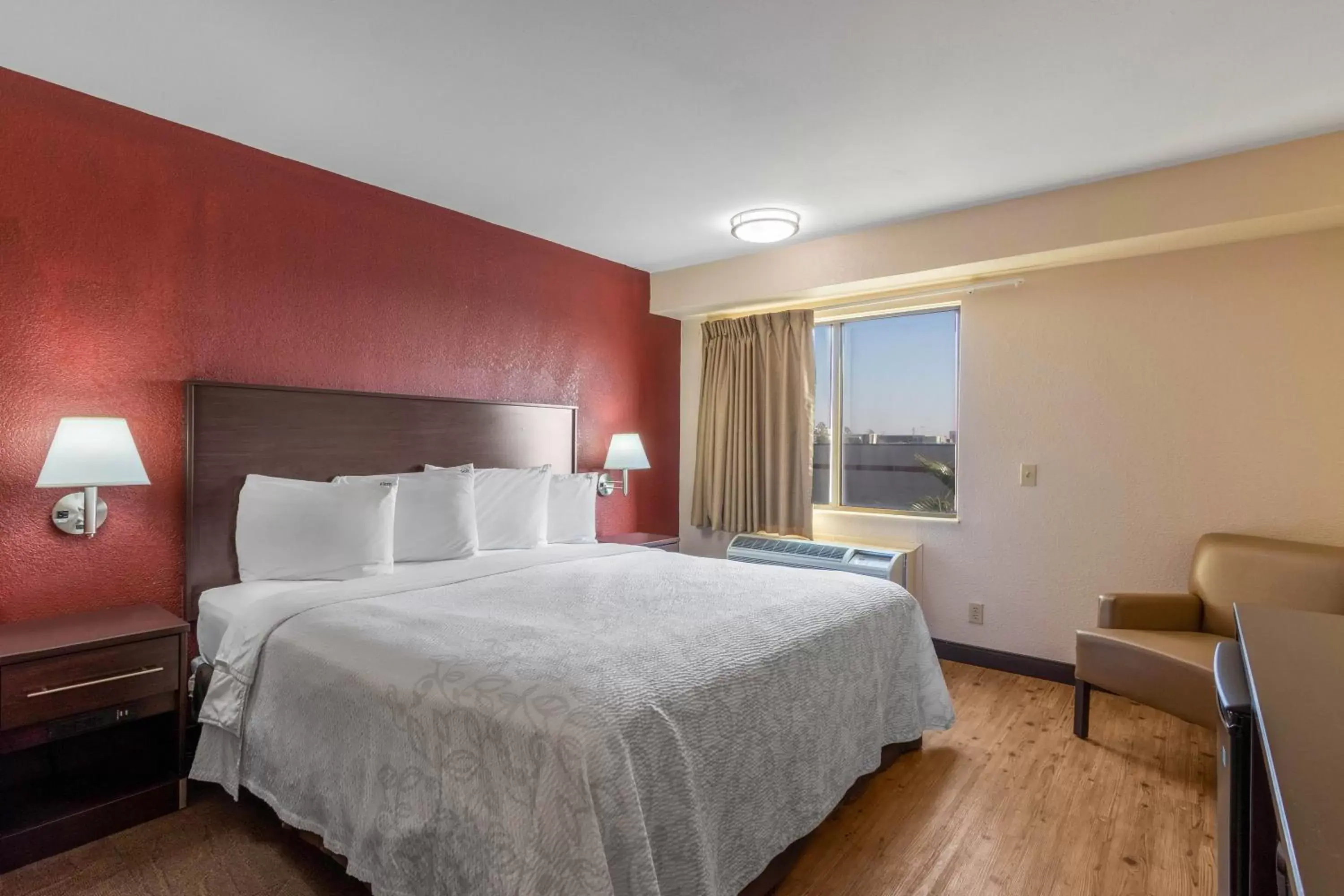 Bedroom, Bed in Red Roof Inn PLUS+ El Paso East