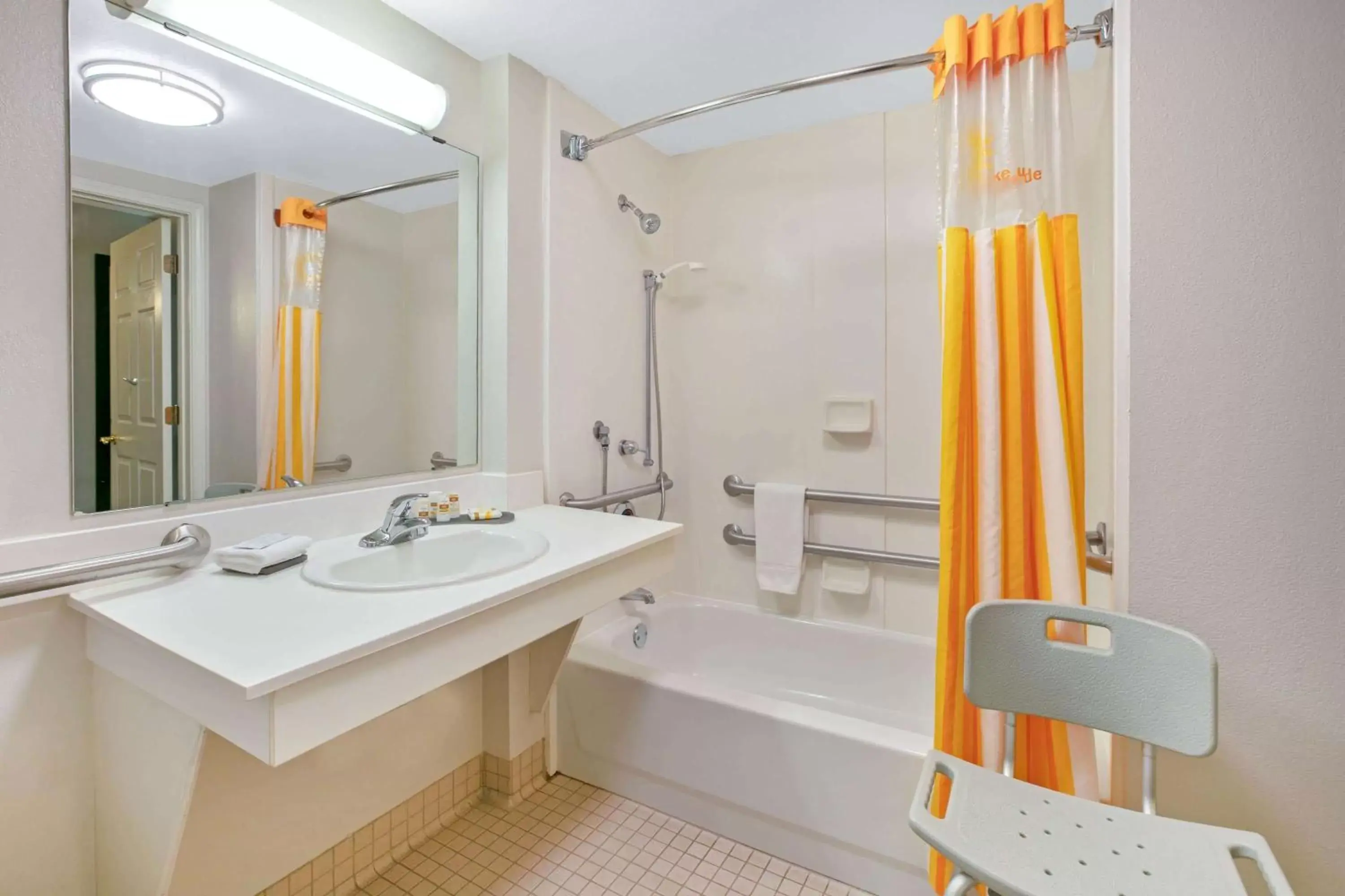 Bathroom in La Quinta by Wyndham DFW Airport South / Irving