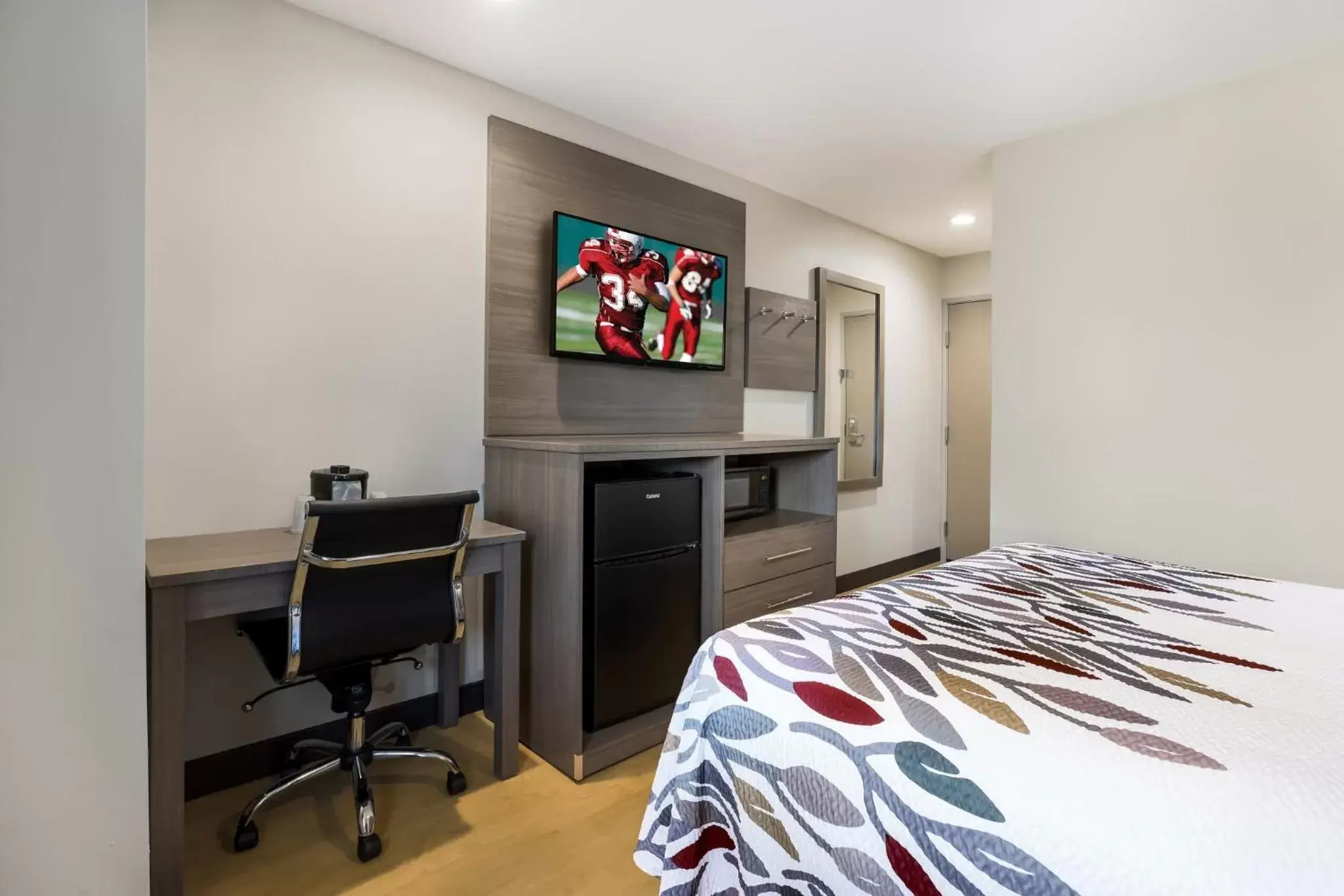 Photo of the whole room, TV/Entertainment Center in Red Roof Inn Sulphur