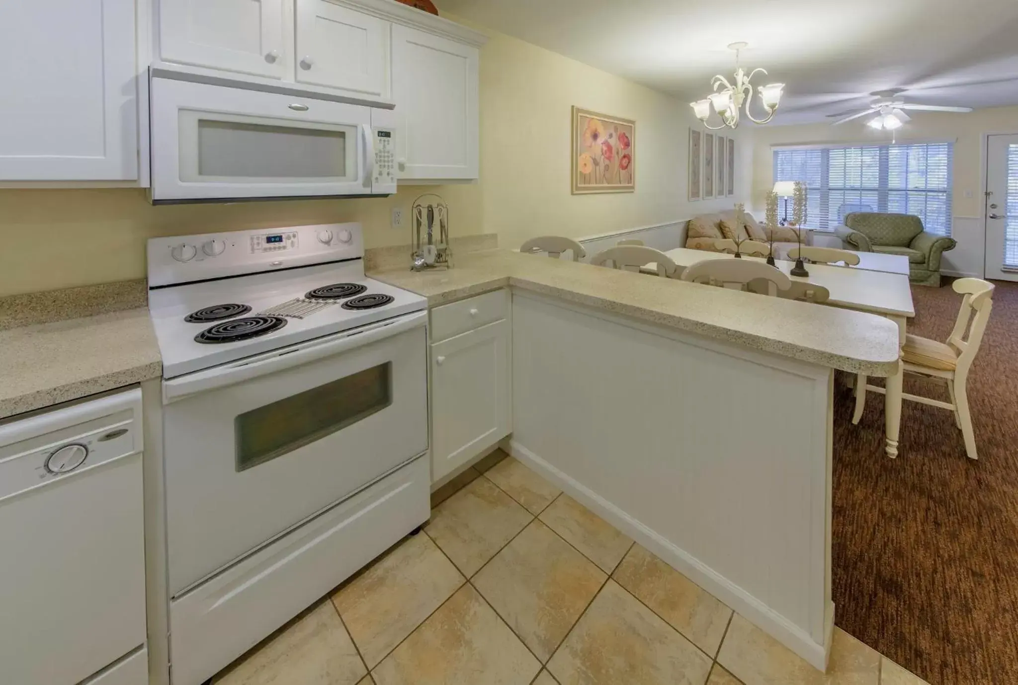 Photo of the whole room, Kitchen/Kitchenette in Holiday Inn Club Vacations Oak n Spruce Resort in the Berkshires an IHG Hotel