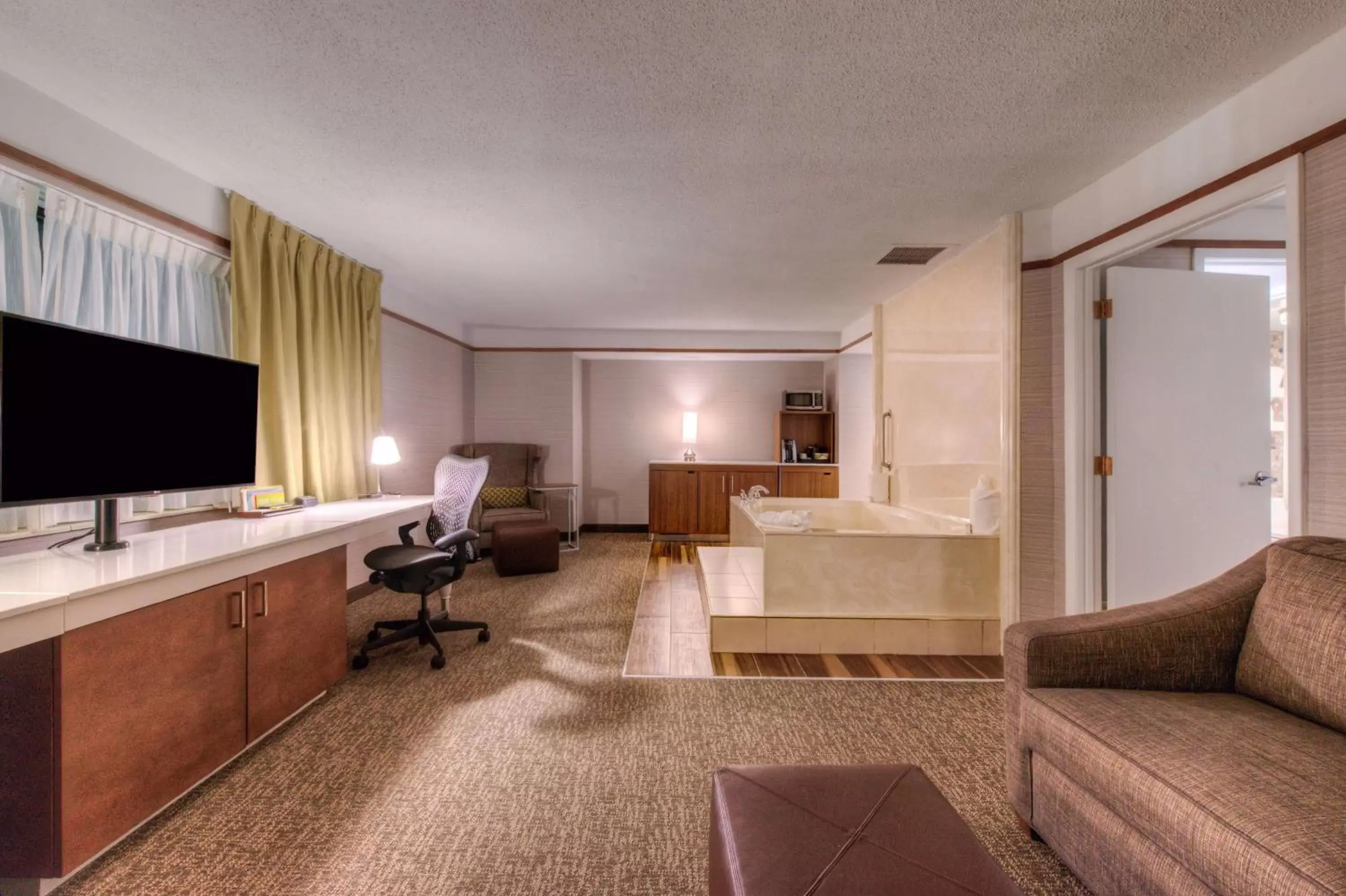 Bedroom, Seating Area in Hilton Garden Inn Detroit Southfield