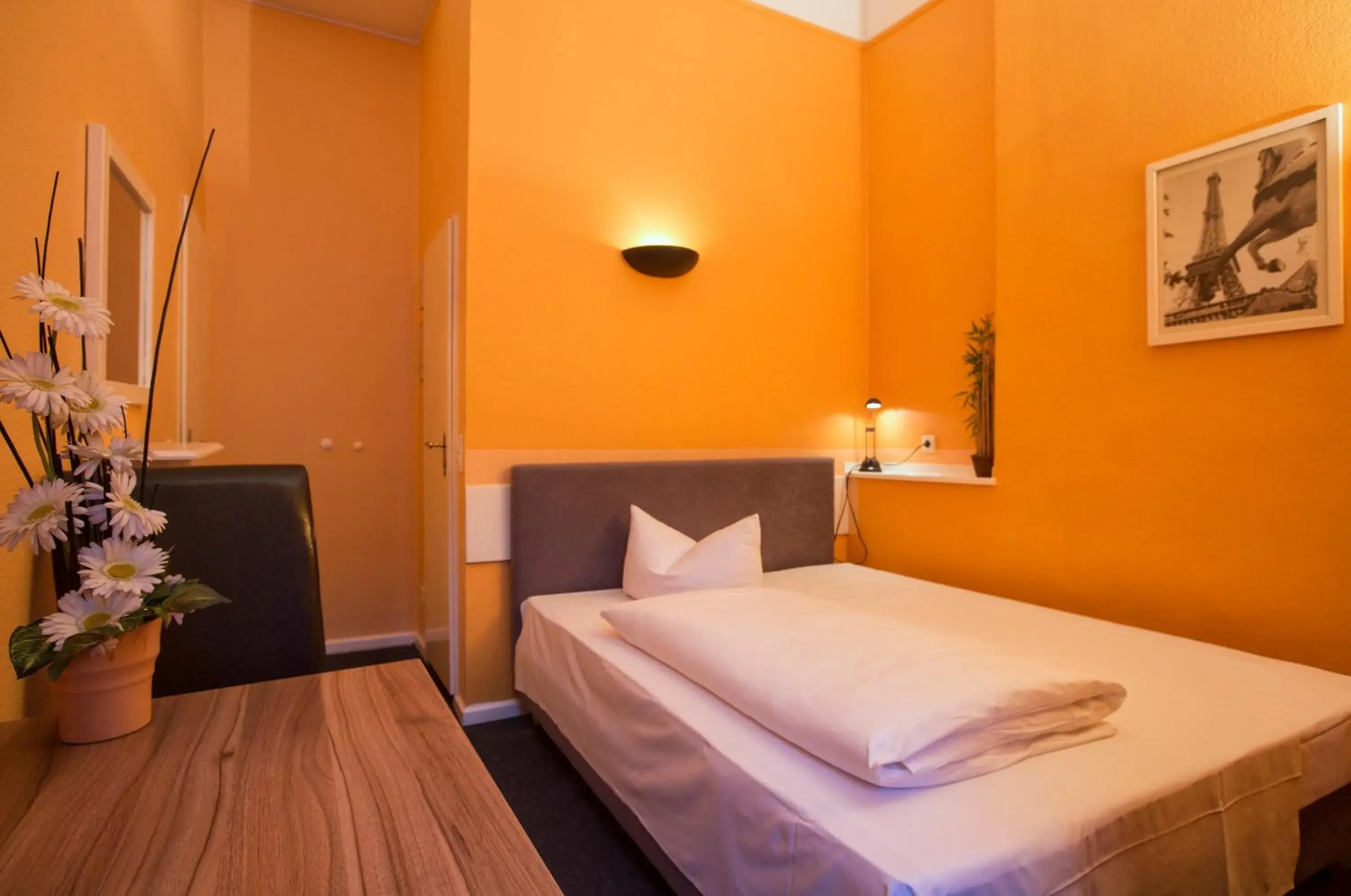 Bedroom, Bed in Hotel am Hermannplatz Bedroom, Bed in Hotel am Hermannplatz