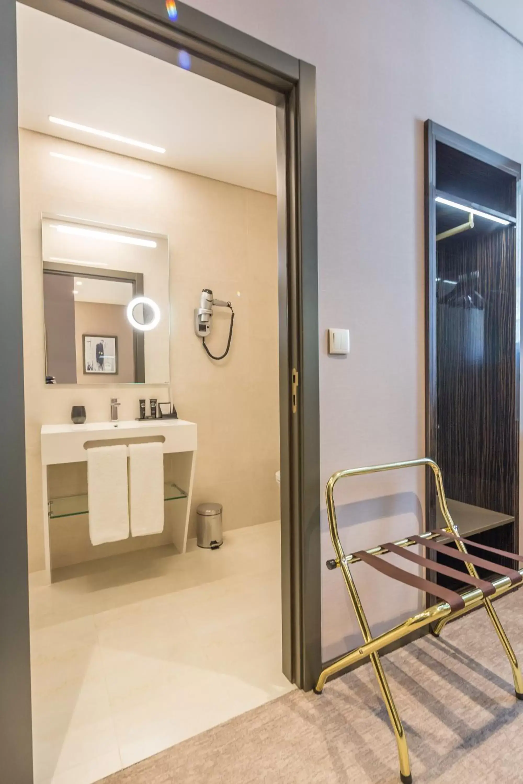 Bedroom, Bathroom in Hotel MeraPrime Gold Lisboa