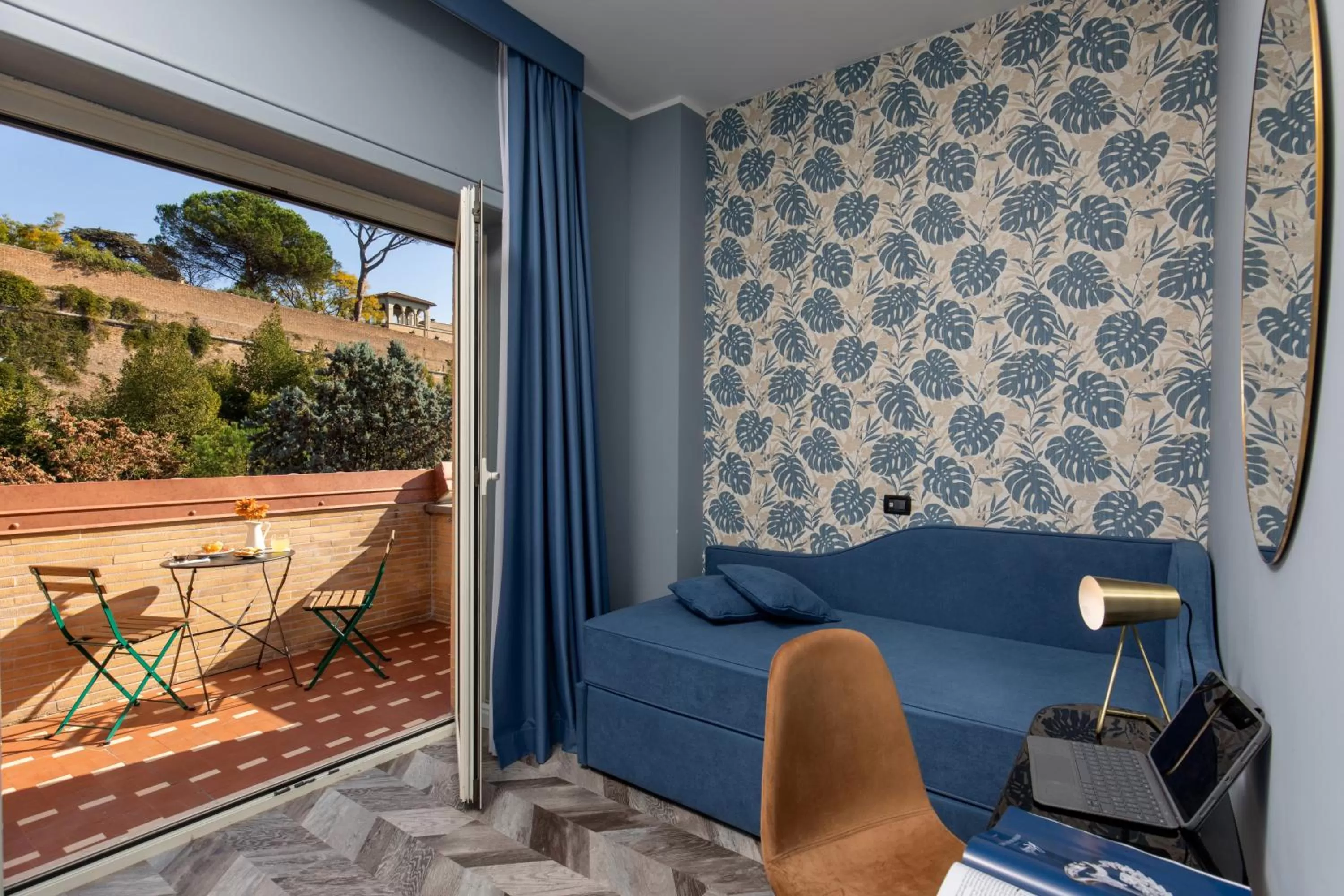 TV and multimedia in Bloom Hotel Rome