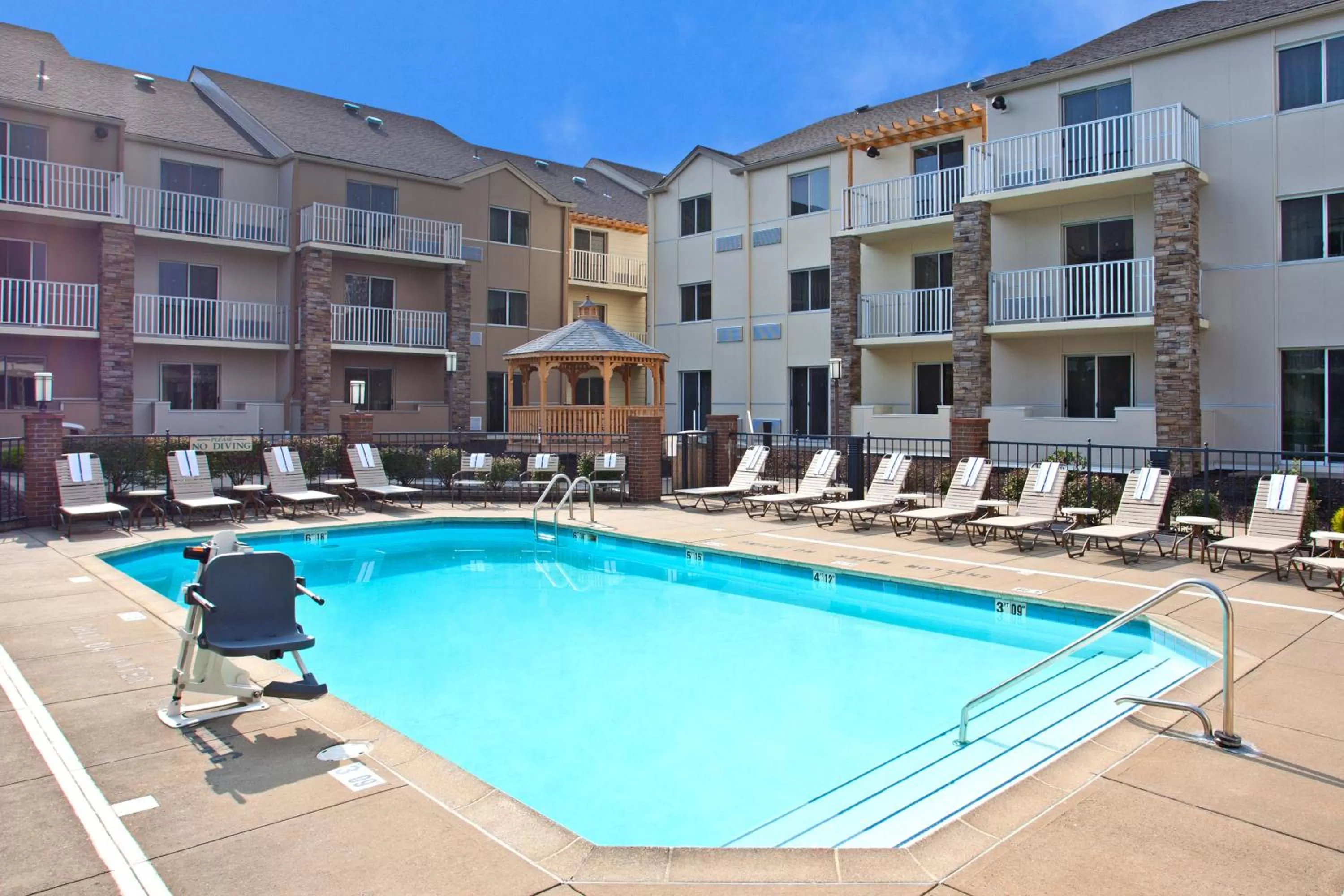 Swimming pool in Holiday Inn Express Hotel & Suites Pittsburgh Airport by IHG