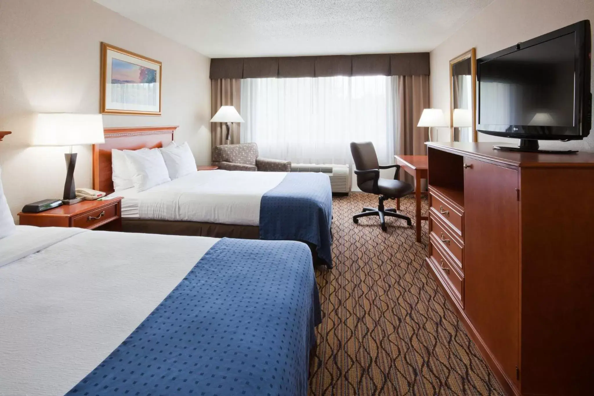 Photo of the whole room, Bed in Holiday Inn Marquette, an IHG Hotel