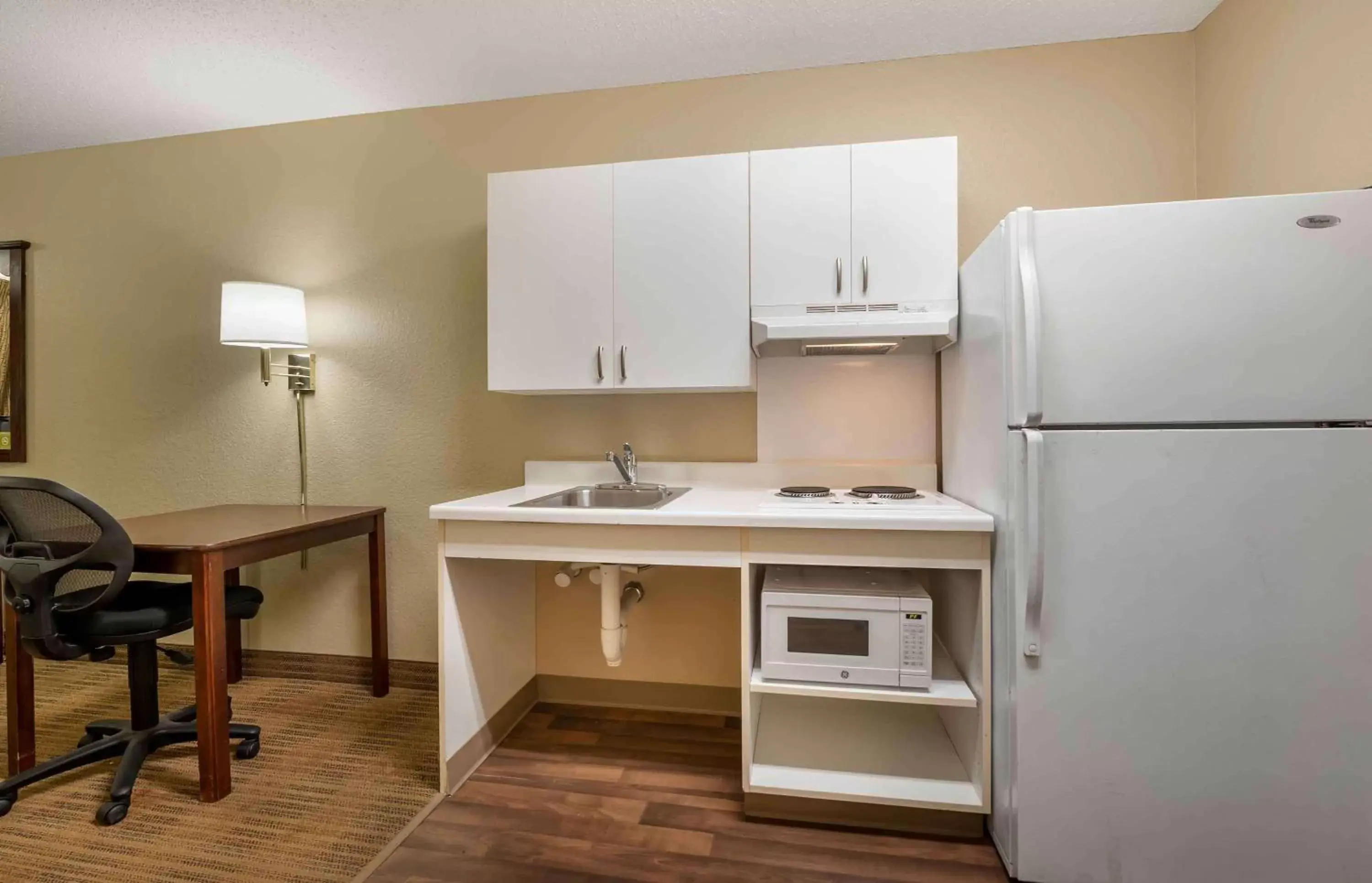 Bedroom, Kitchen/Kitchenette in Extended Stay America Suites - Champaign - Urbana