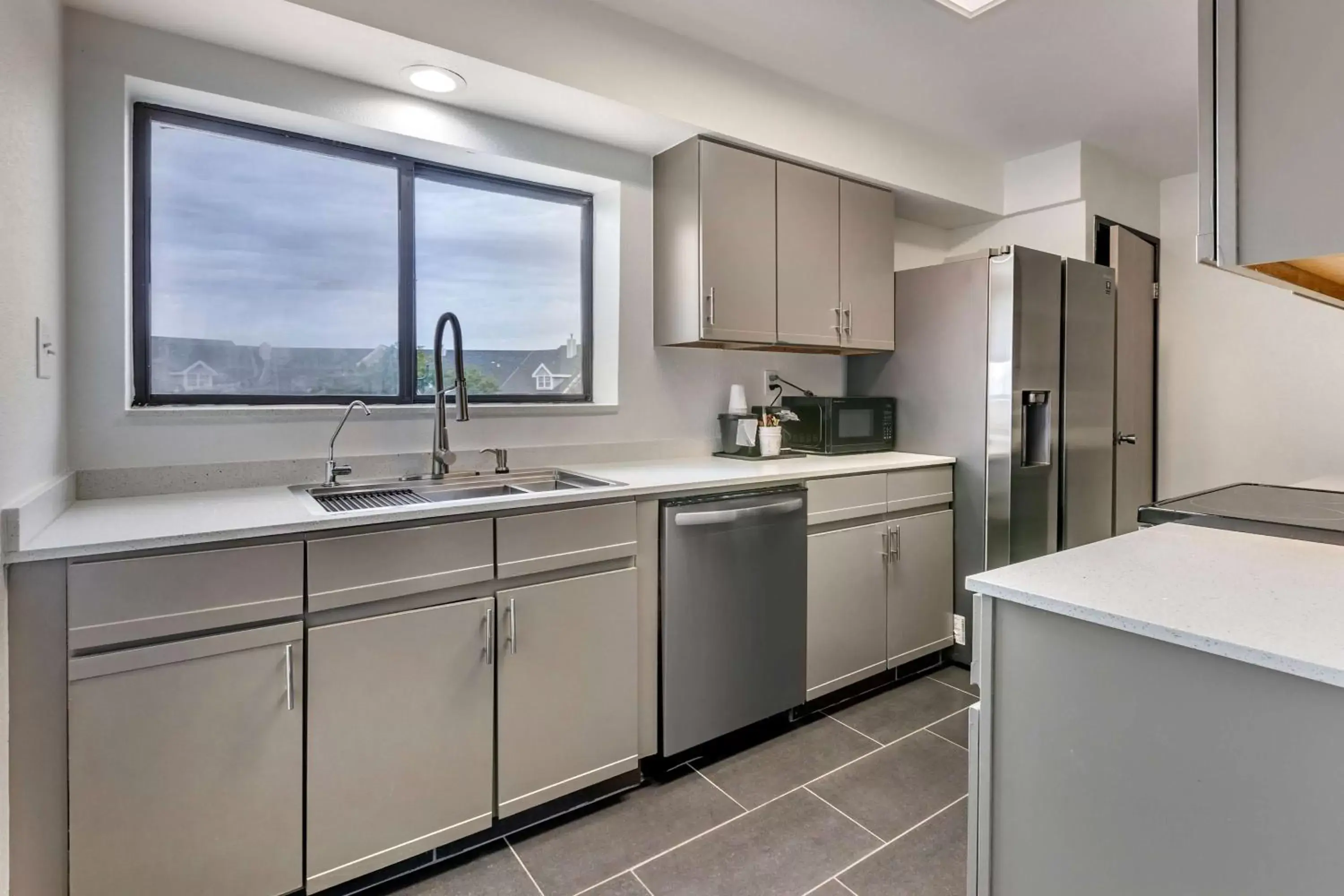 Photo of the whole room, Kitchen/Kitchenette in La Quinta by Wyndham Des Moines West Clive