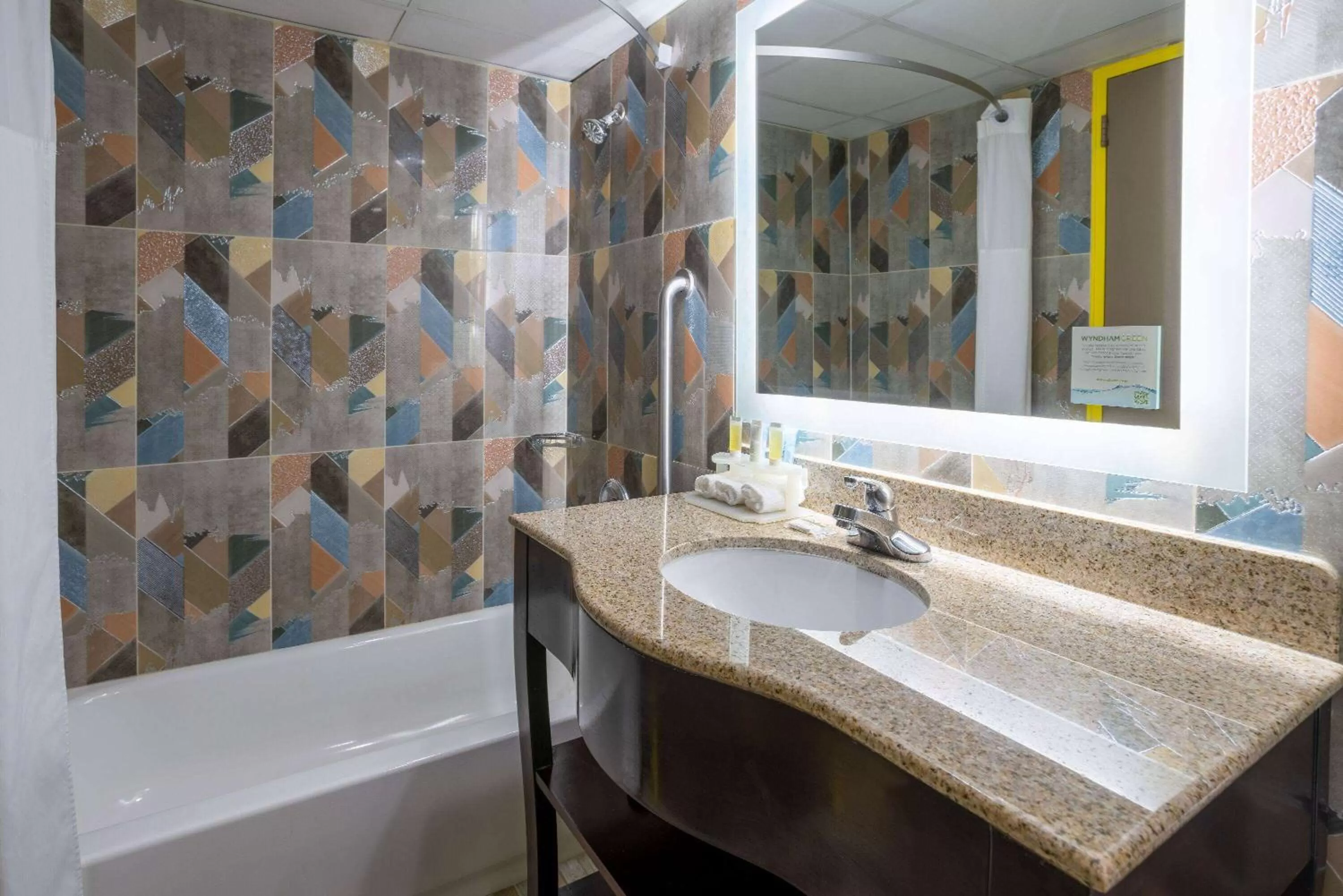 TV and multimedia in Days Hotel by Wyndham North Bergen