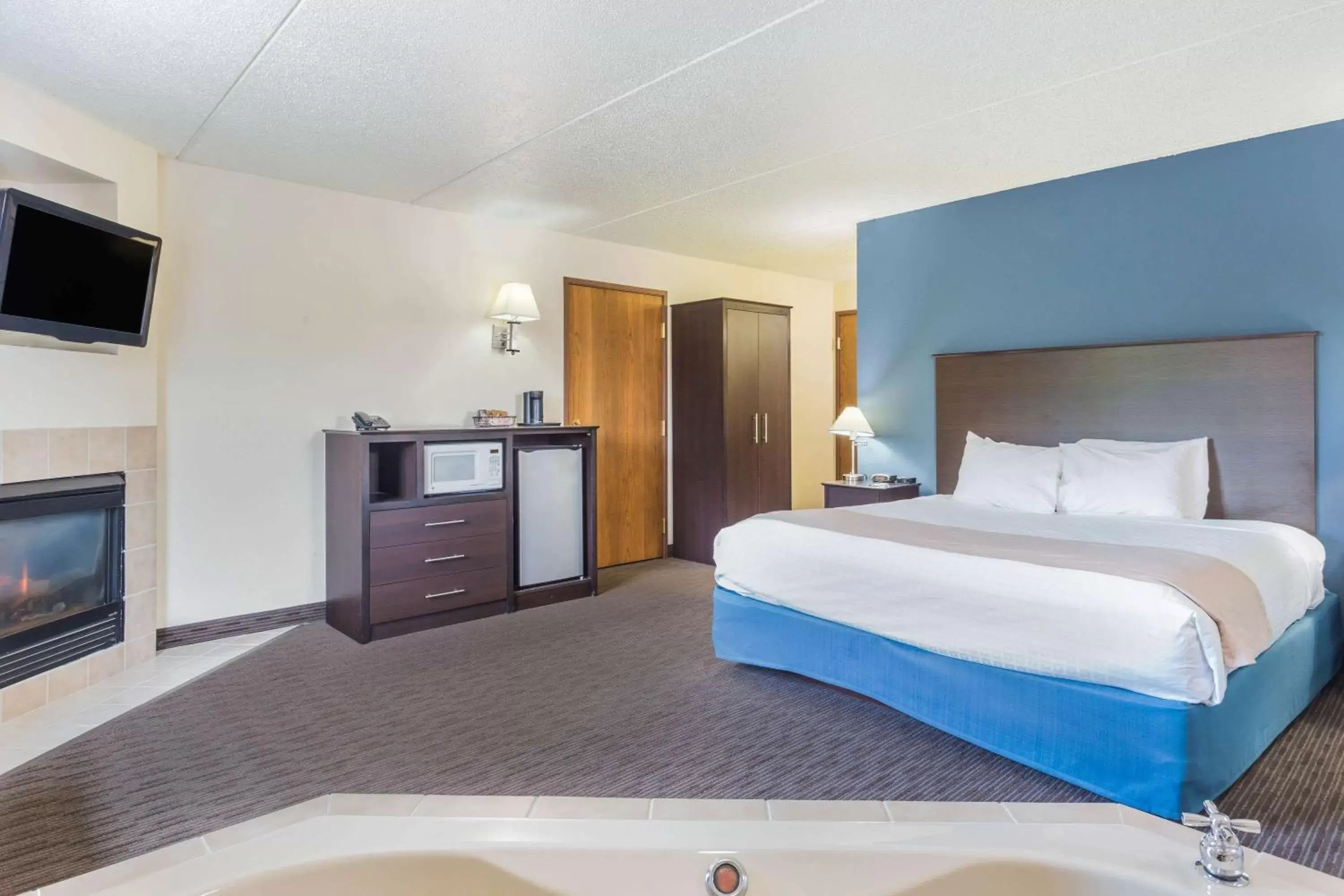 Photo of the whole room, Bed in AmericInn by Wyndham Green Bay West