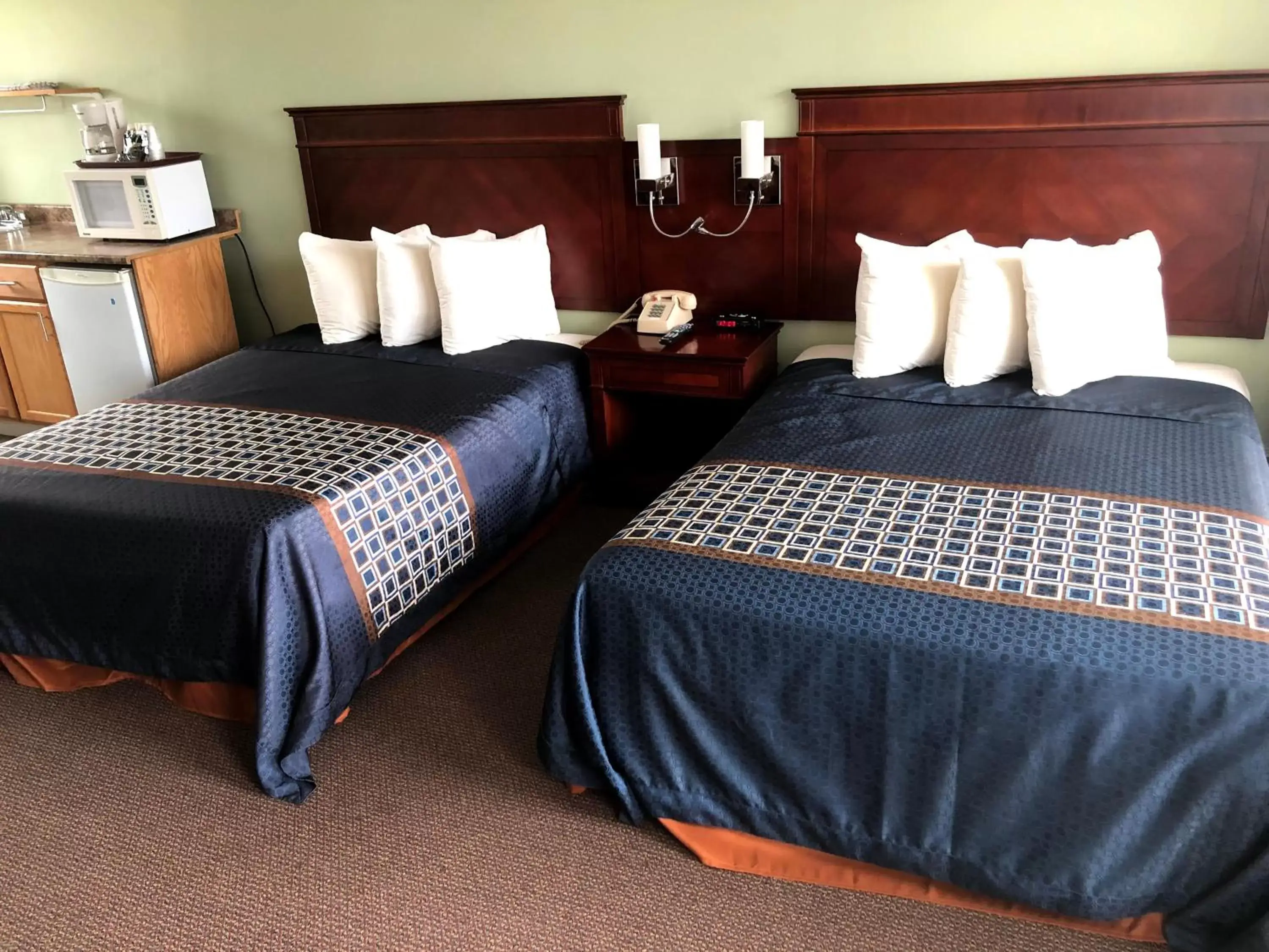 Bed in Perth Plaza Inn & Suites