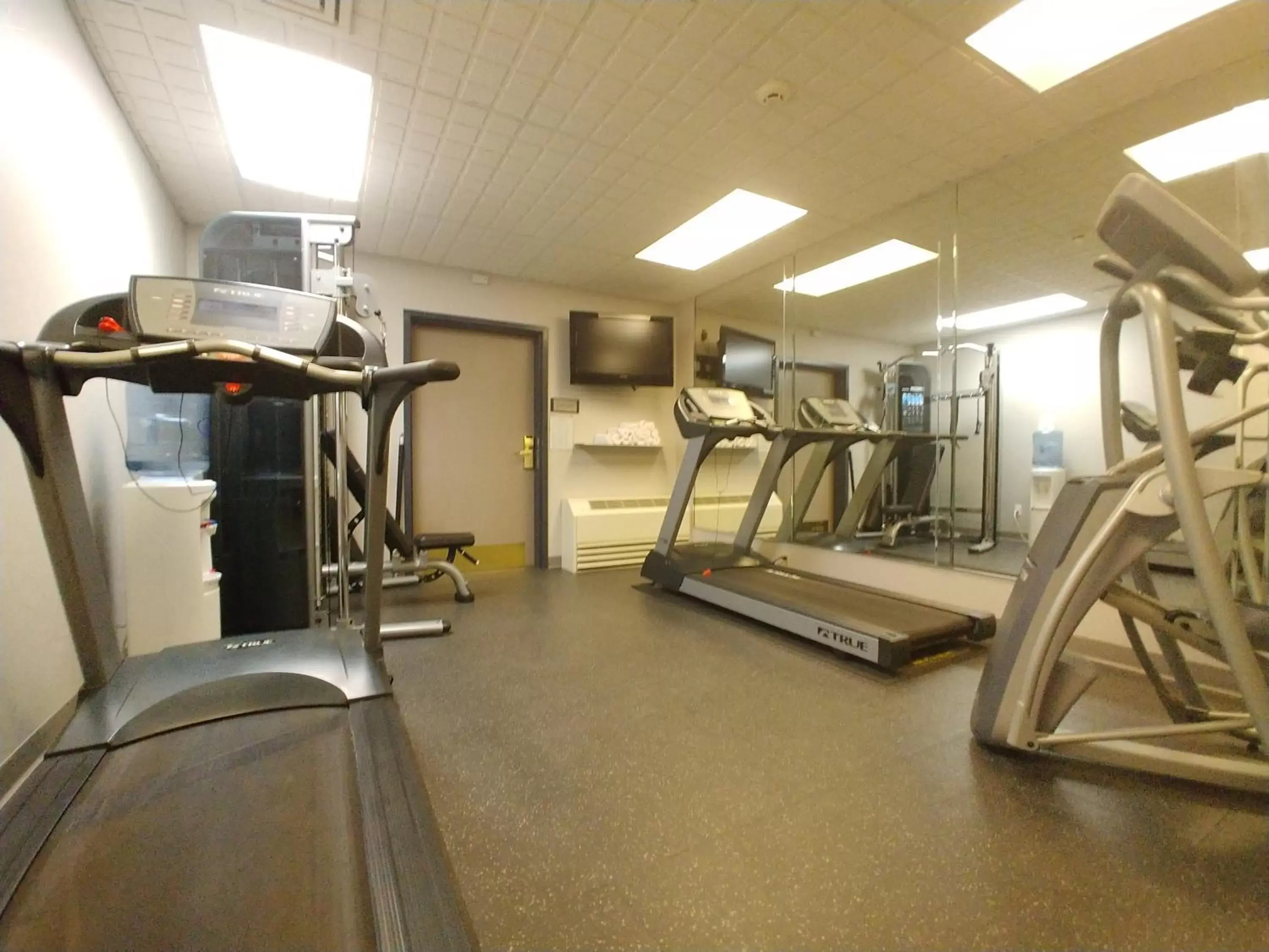 Fitness Center/Facilities in Country Inn & Suites by Radisson, Freeport, IL