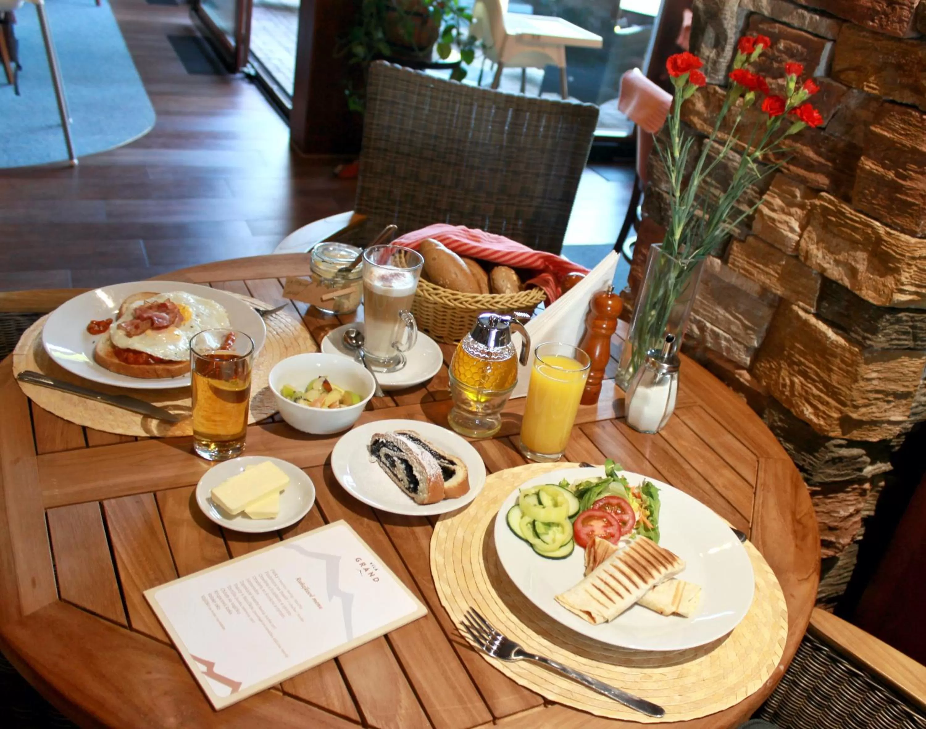 Breakfast in Vila GRAND