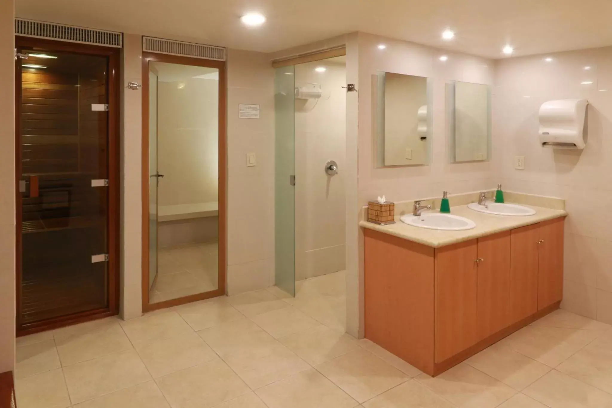 Area and facilities, Bathroom in Holiday Inn Mexico City - Trade Center, an IHG Hotel