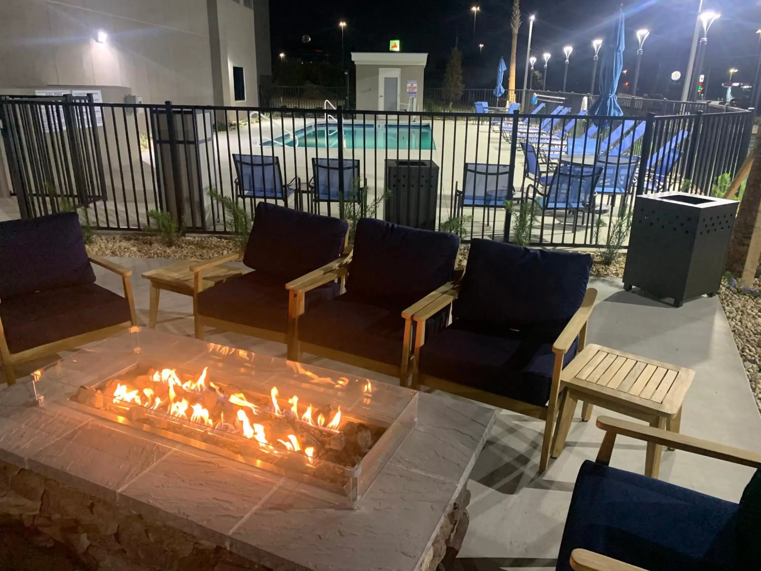 Swimming pool in La Quinta Inn & Suites by Wyndham Valdosta