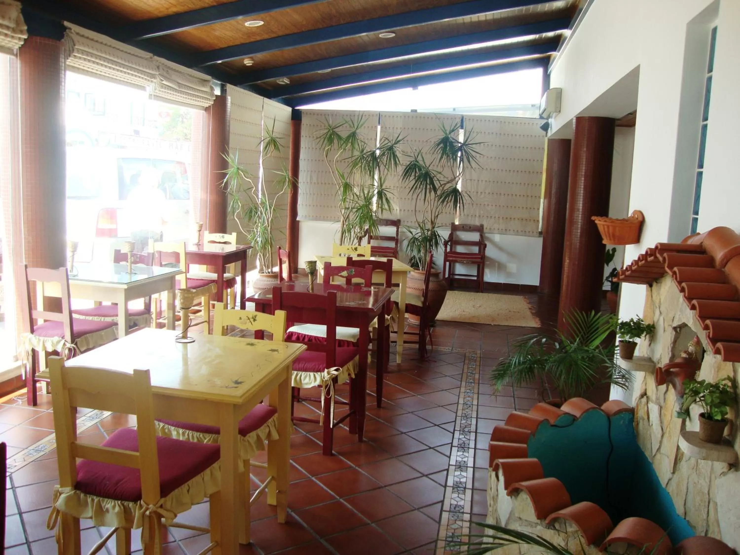 Communal lounge/ TV room in Hotel Mar e Sol VNMF by Umbral