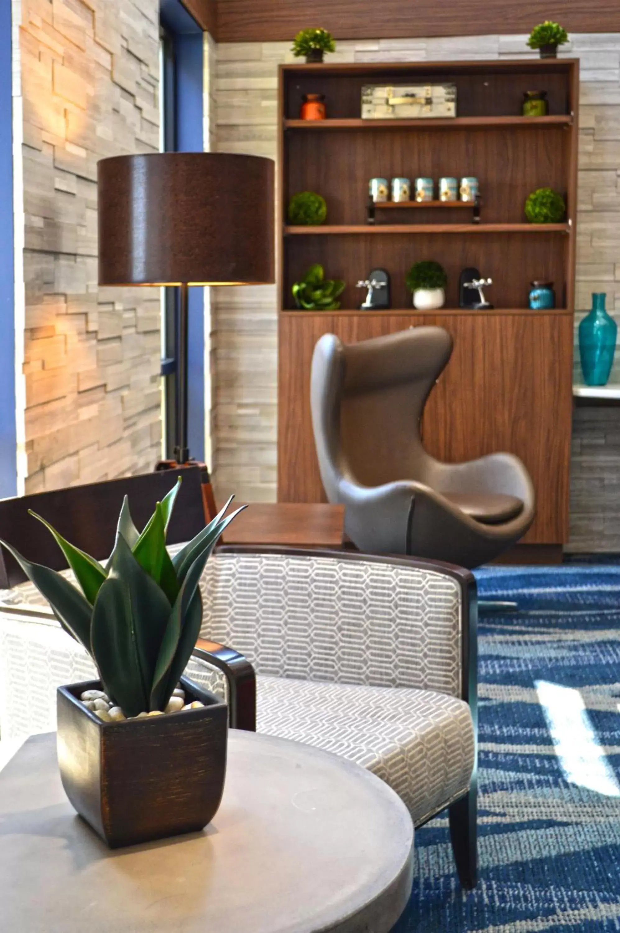 Lobby or reception, Seating Area in Holiday Inn & Suites Syracuse Airport - Liverpool, an IHG Hotel