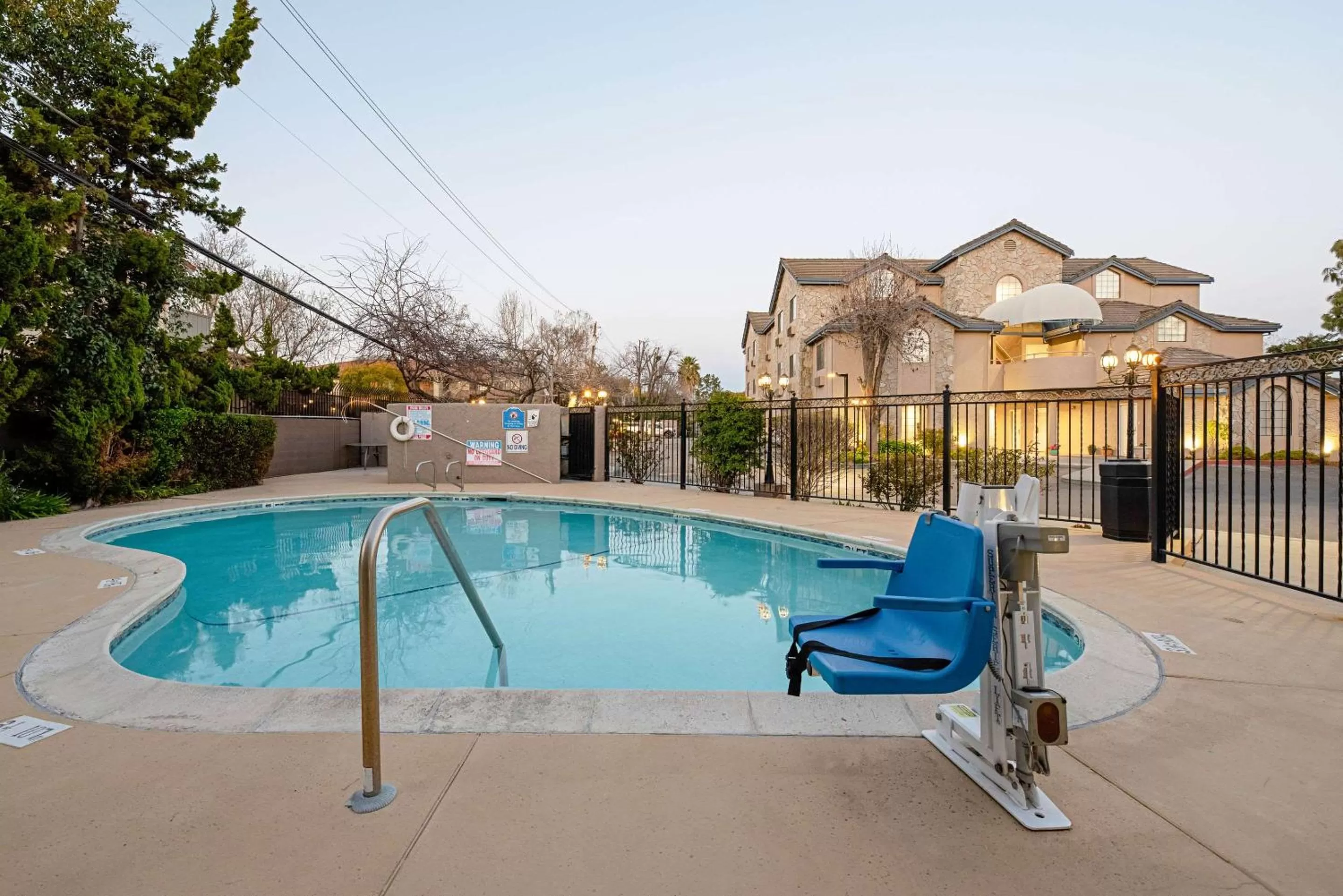 Swimming pool in Clarion Inn Silicon Valley