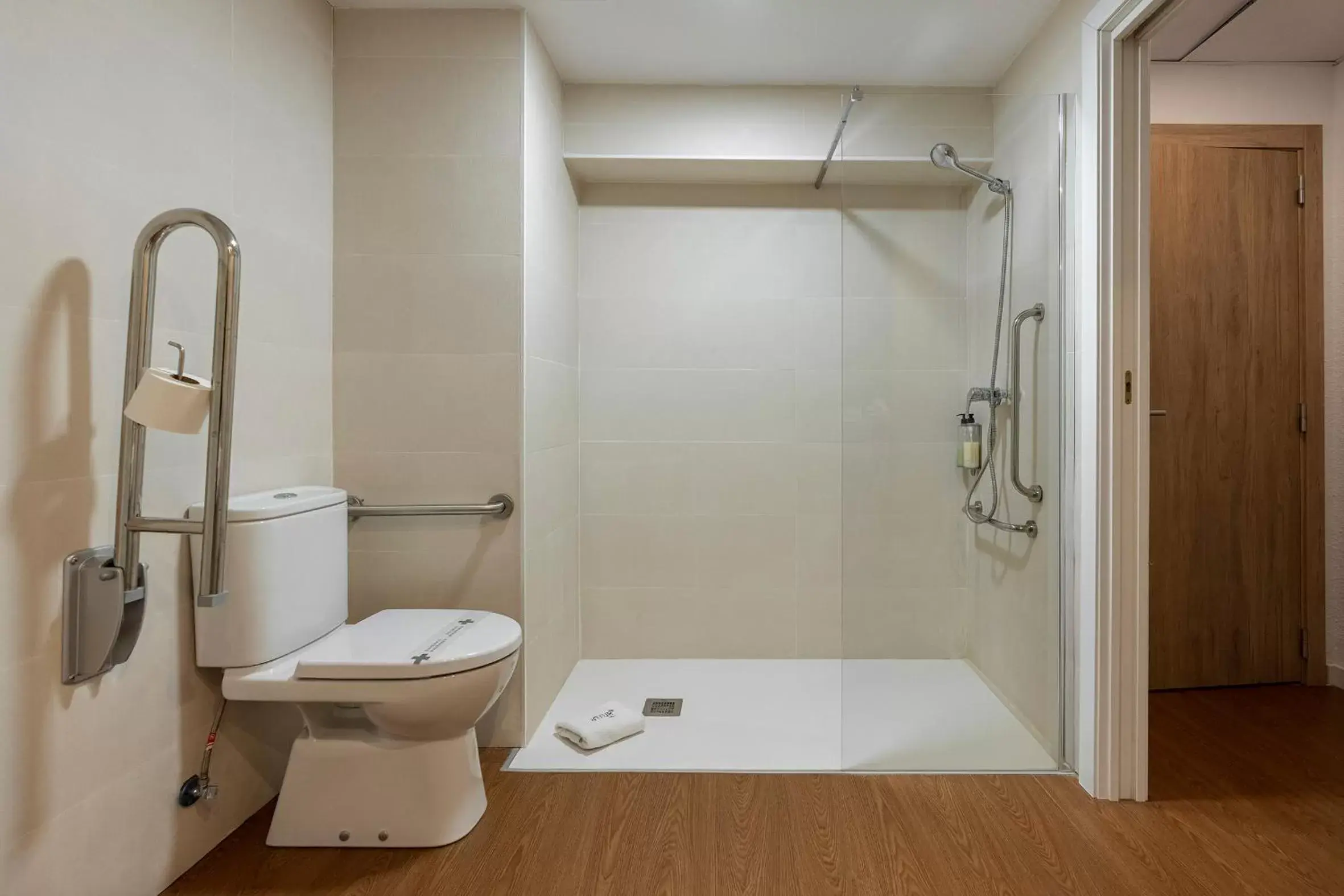 Facility for disabled guests, Bathroom in Intur Orange