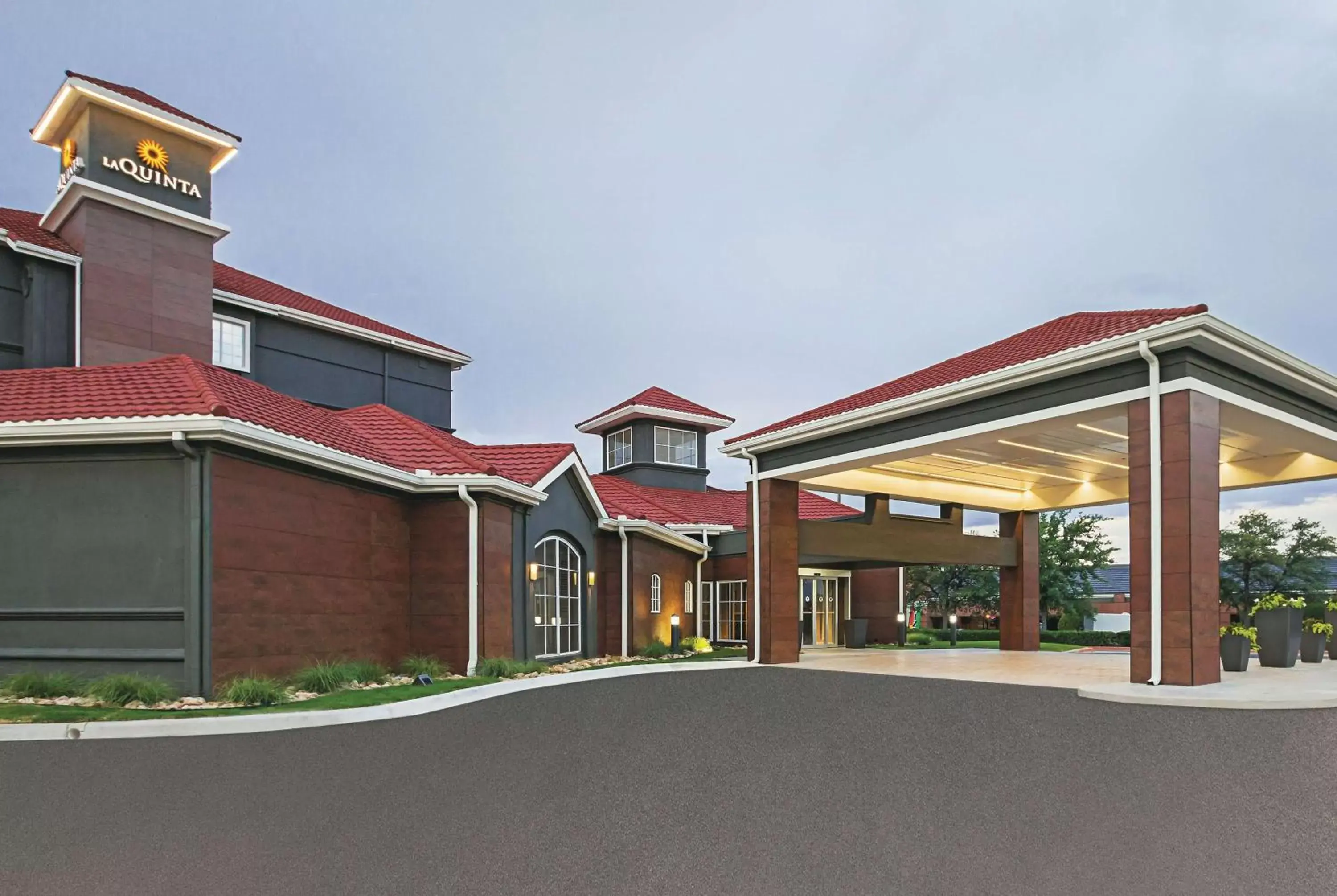 Property building in La Quinta by Wyndham Fort Worth City View Property building in La Quinta by Wyndham Fort Worth City View