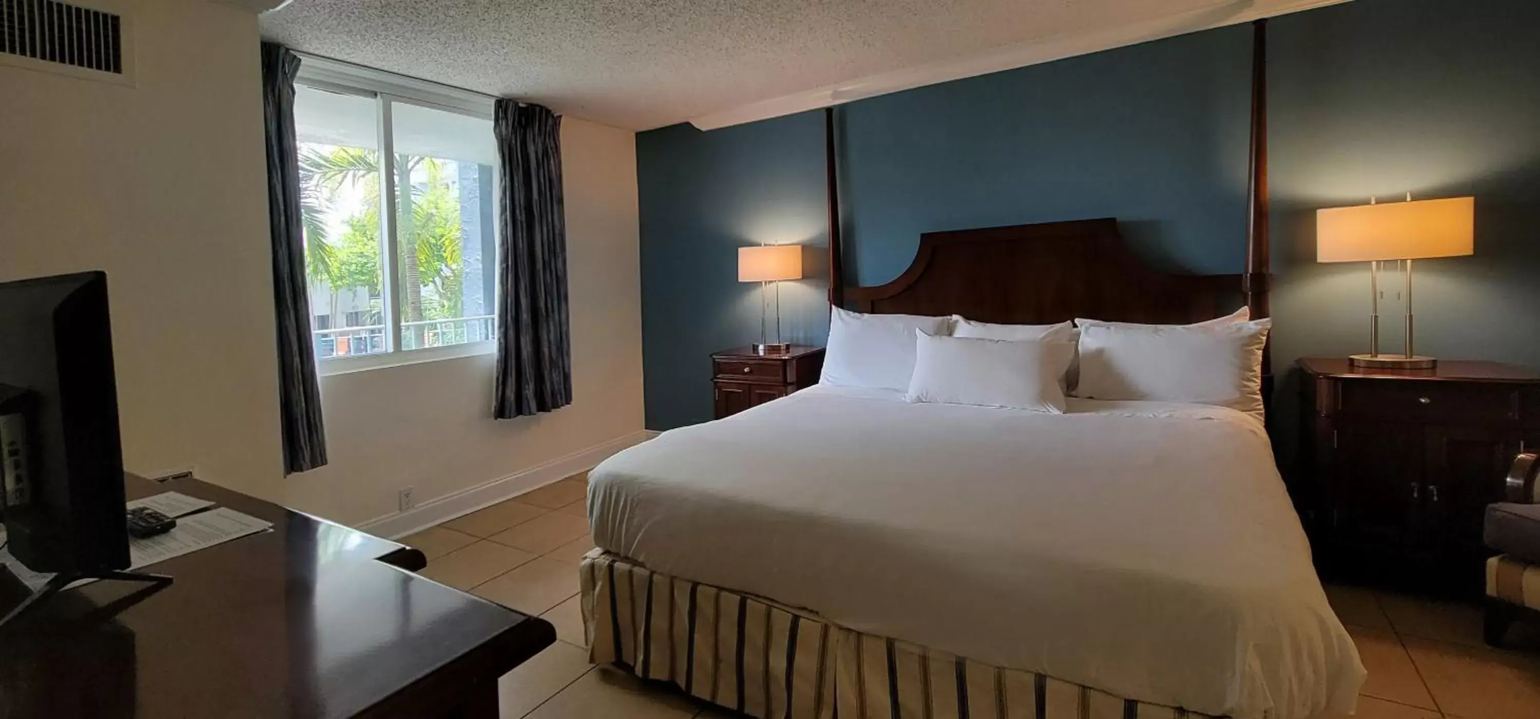 Bedroom, Bed in Fort Lauderdale Grand Hotel