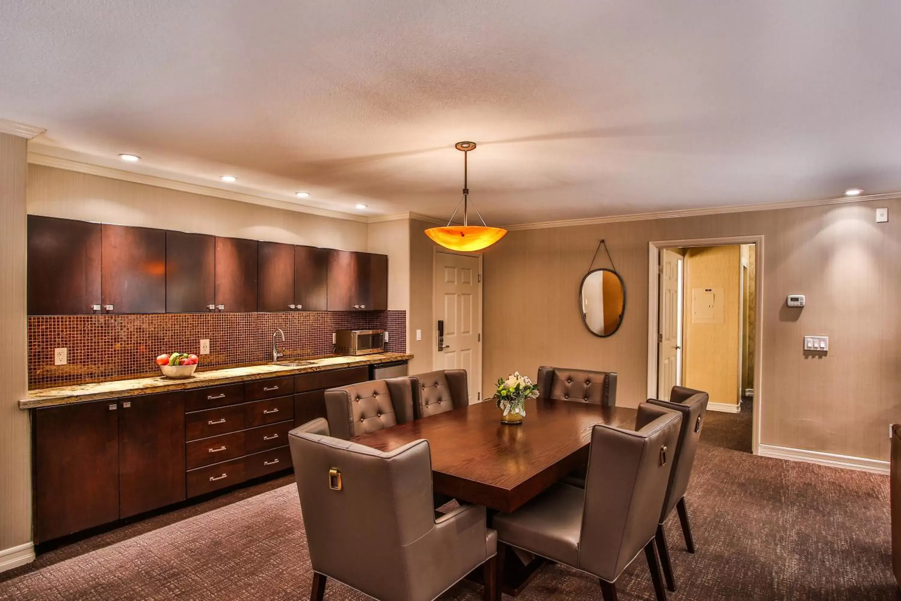 Dining area, Kitchen/Kitchenette in Tuscany Suites & Casino