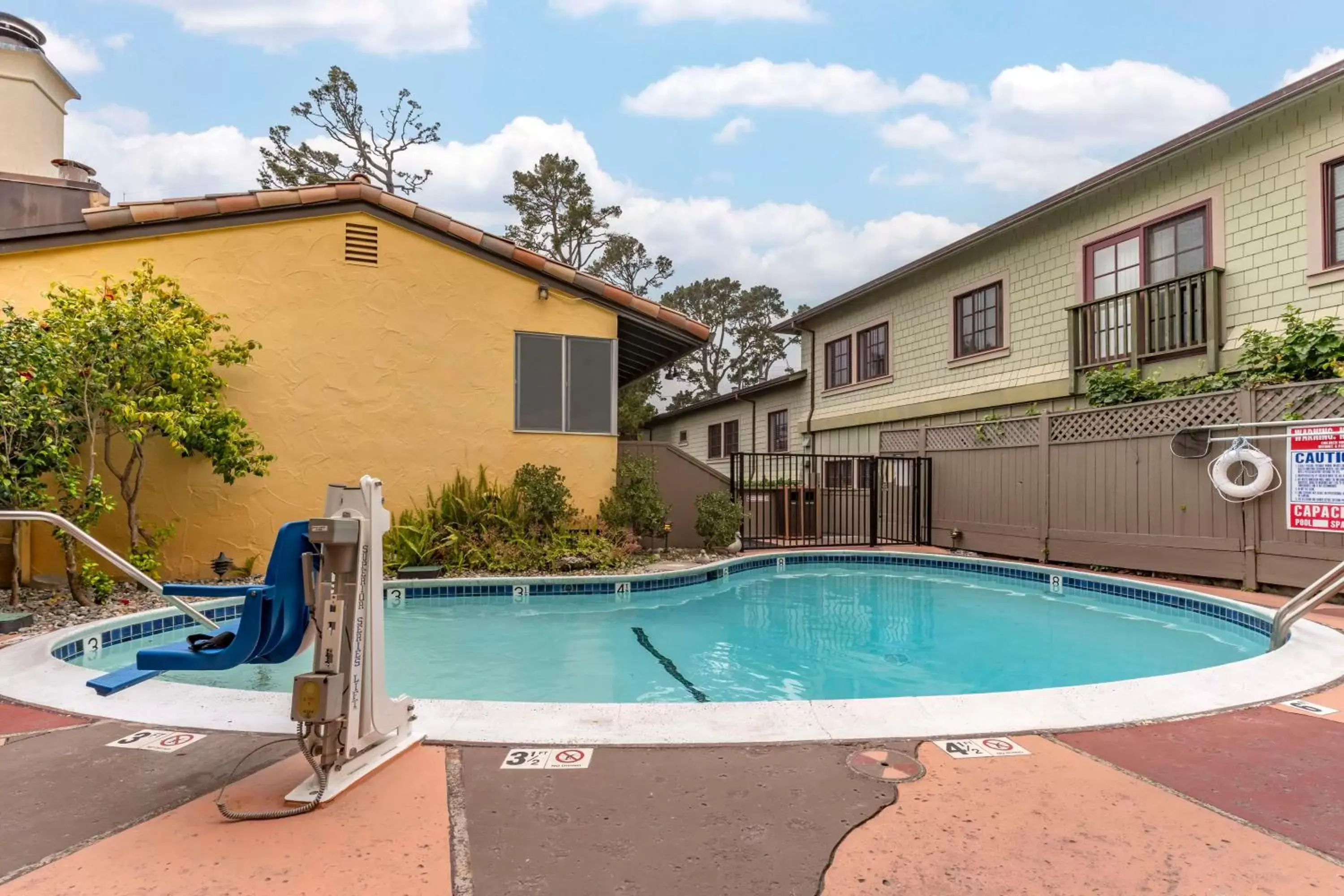 Pool view, Swimming Pool in Best Western Carmel's Town House Lodge