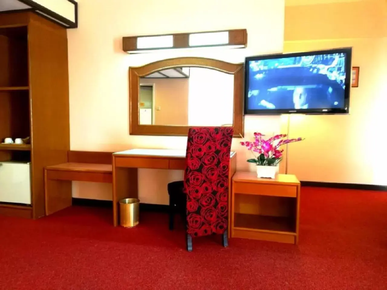 Dining area, TV/Entertainment Center in Hotel Grand Continental Langkawi