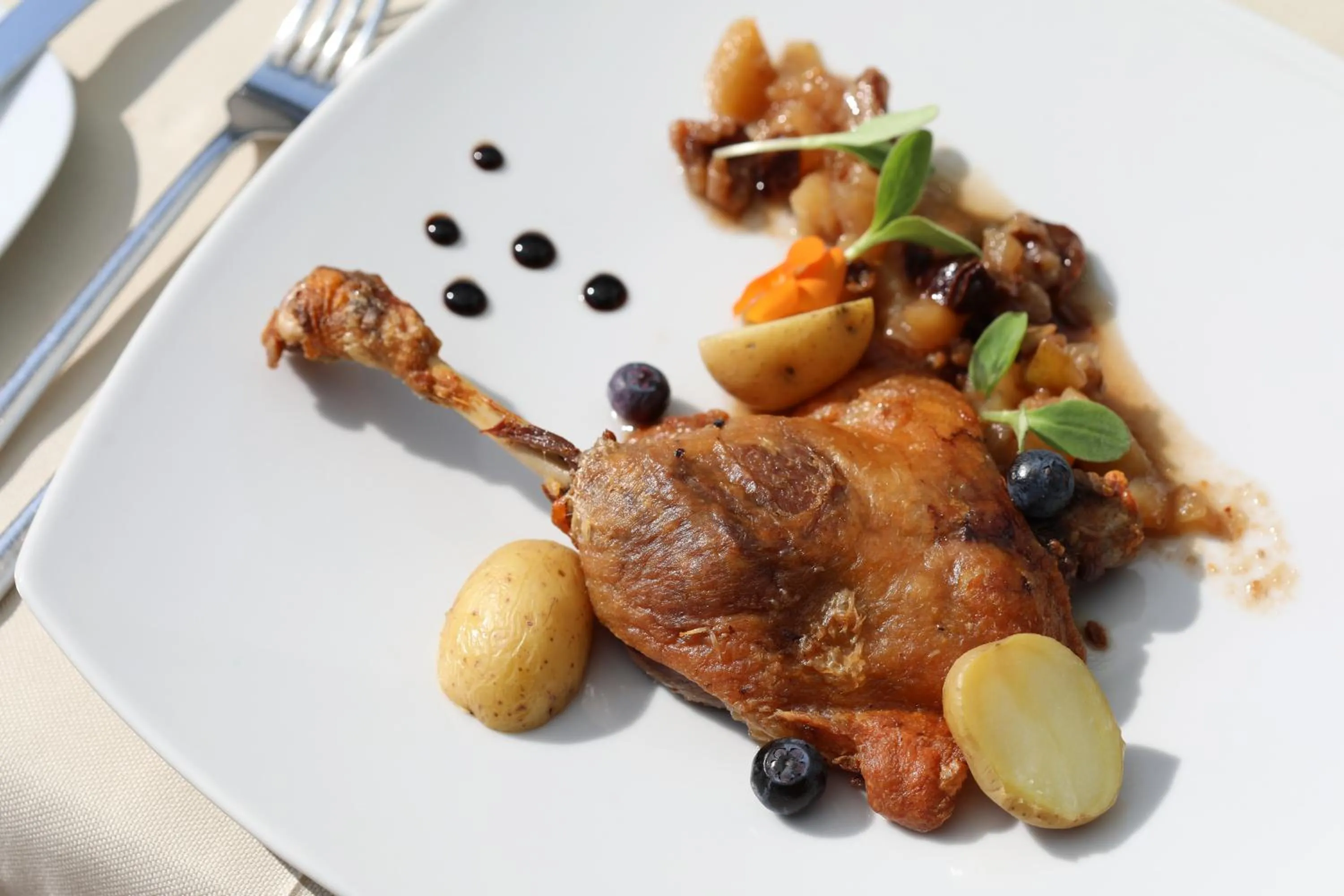 Food and drinks in Mon Port Hotel & Spa